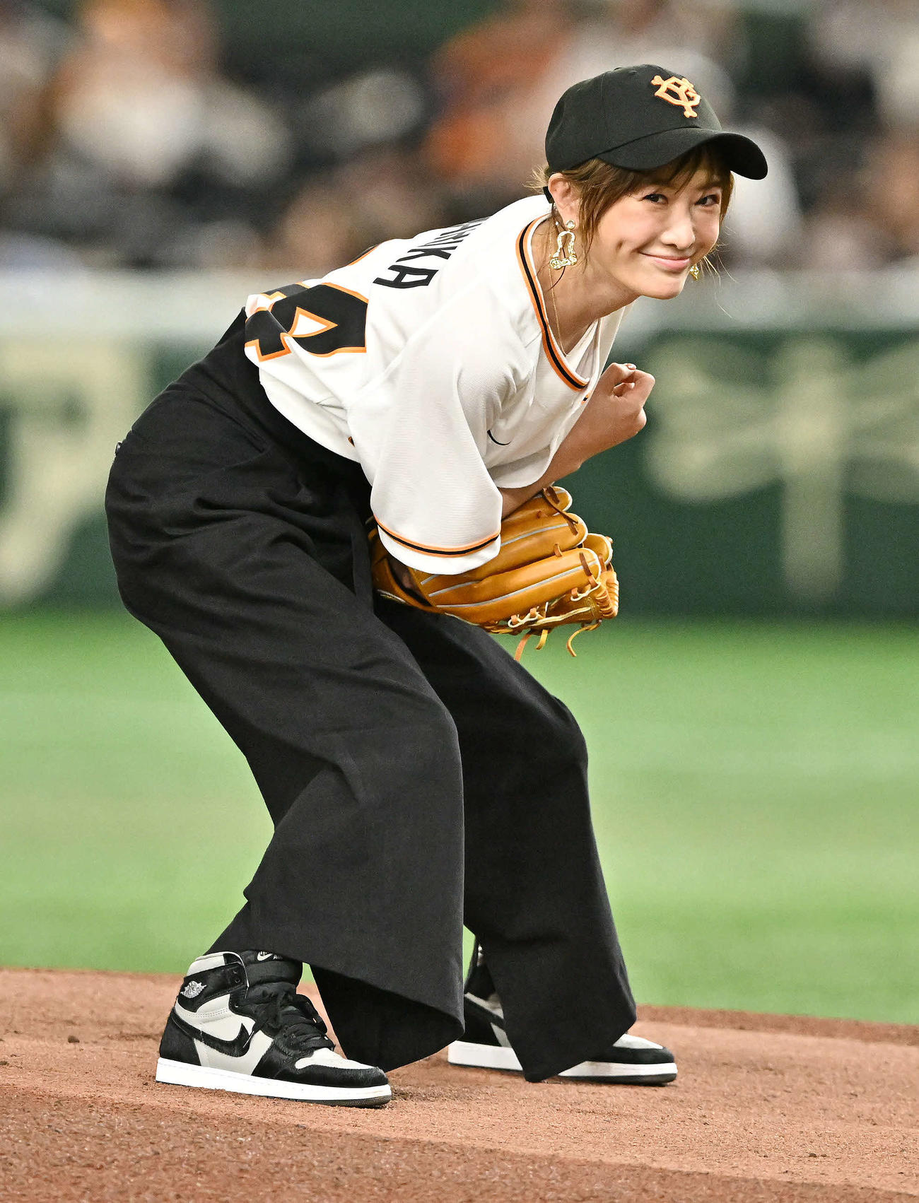 巨人対日本ハム　セレモニアルピッチの投球を終え笑顔の松本まりか（撮影・滝沢徹郎）