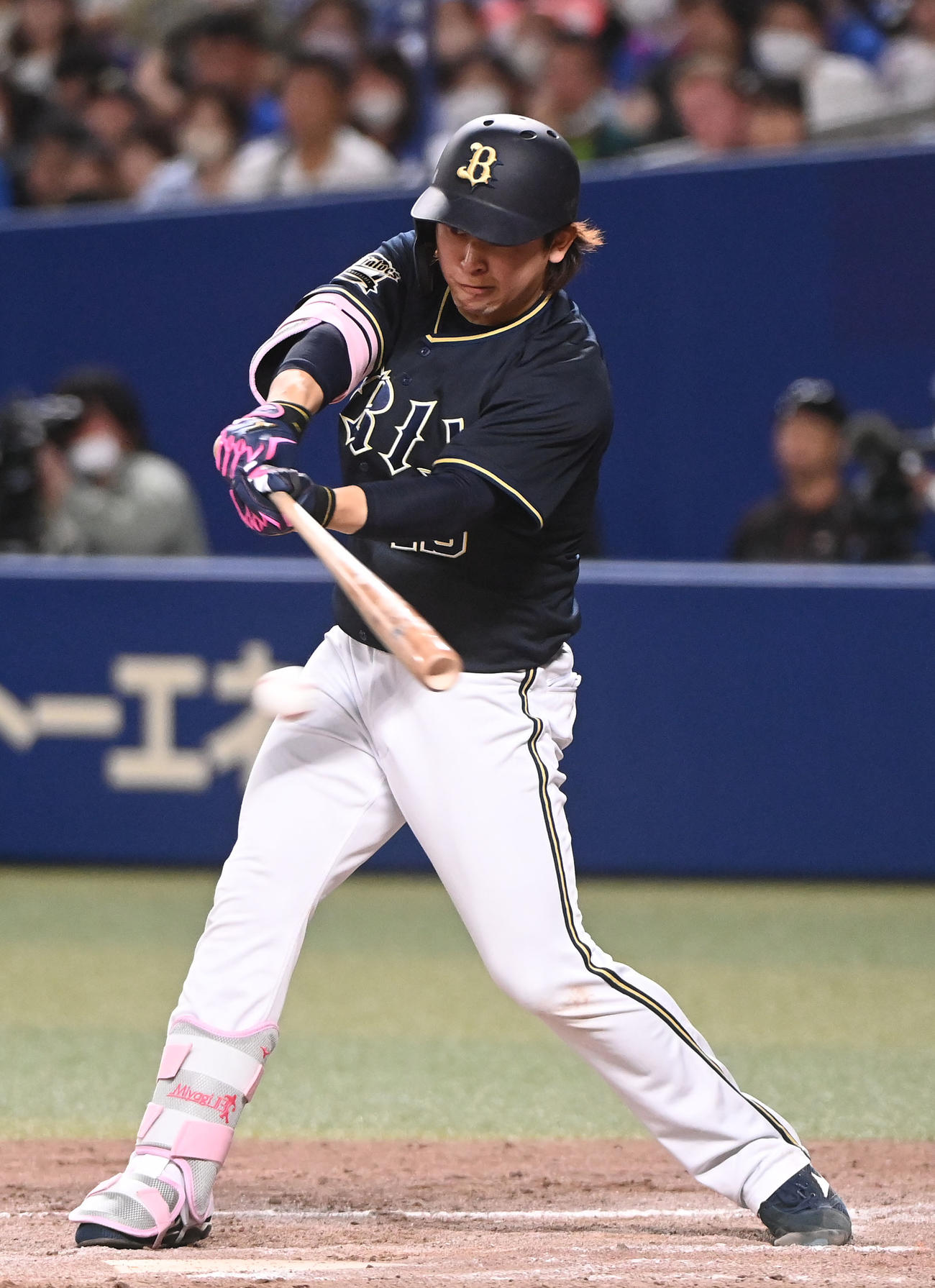 中日対オリックス　8回表オリックス2死一、三塁、左前適時打を放つ宮城（撮影・森本幸一）