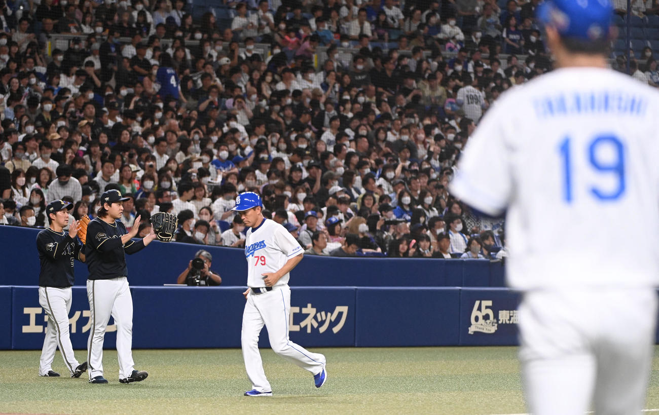中日対オリックス　1回終了、野手を迎えるオリックス先発の宮城（左から2人目）（撮影・森本幸一）