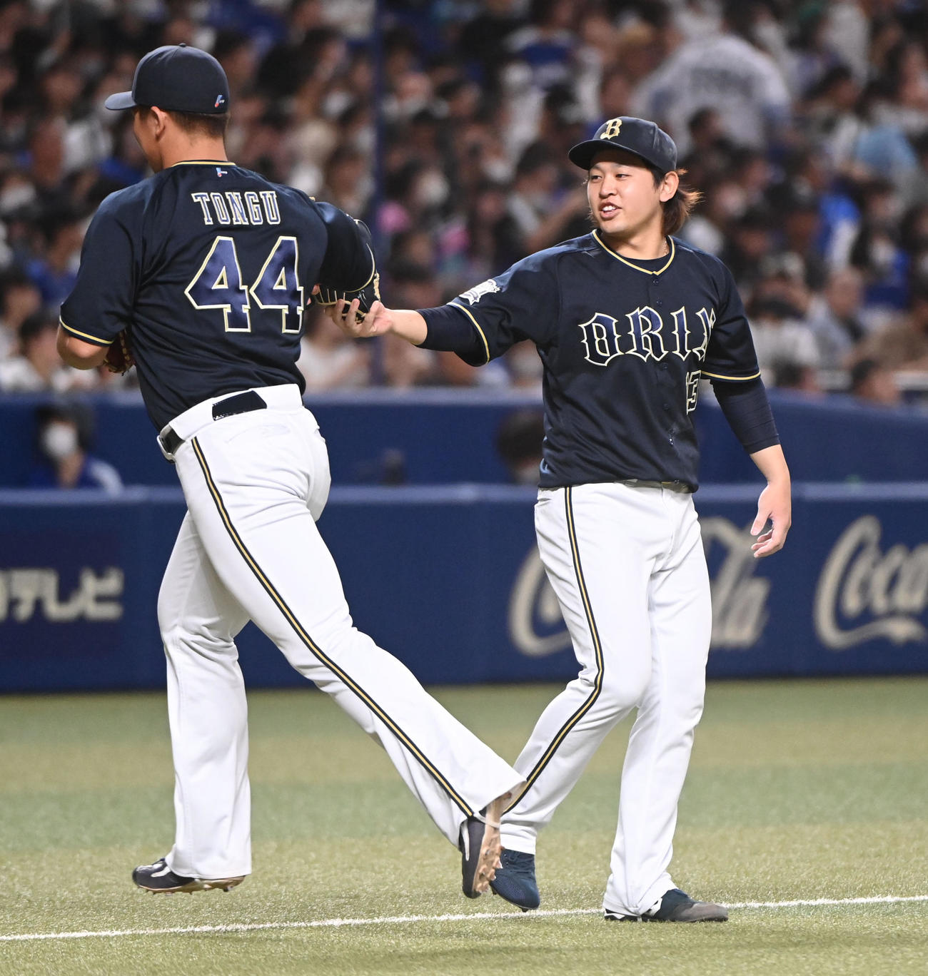 中日対オリックス　1回終了、野手を迎えるオリックス先発の宮城（右）（撮影・森本幸一）