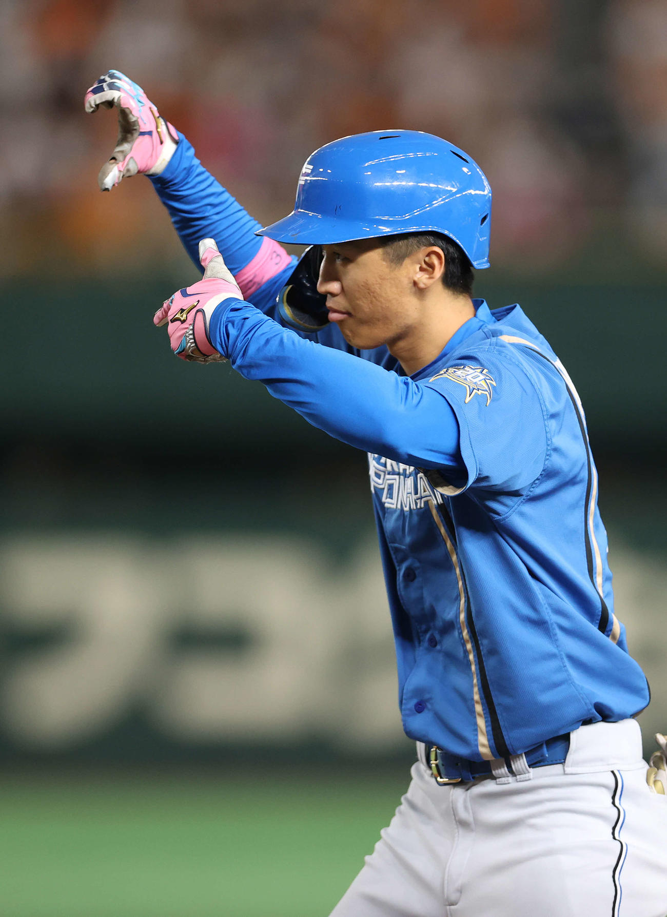 巨人対日本ハム　3回表日本ハム1死、デビューから出場8試合連続安打となる中前打を放ちベンチにポーズを見せる加藤豪（撮影・河野匠）