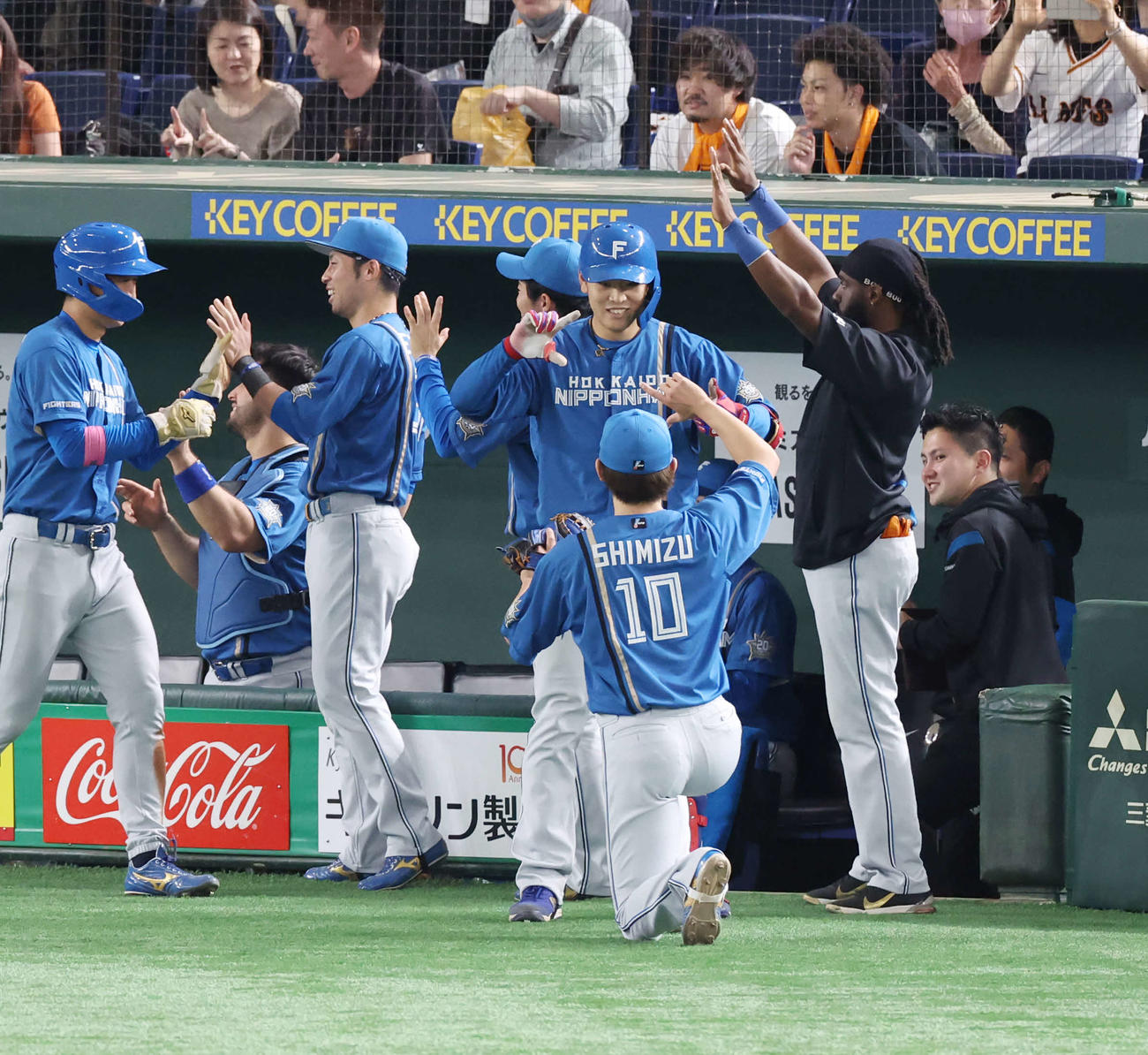 巨人対日本ハム　3回表日本ハム2死一、二塁、左越え3点本塁打を放ち、チームメートと喜ぶ野村（中央）（撮影・宮地輝）