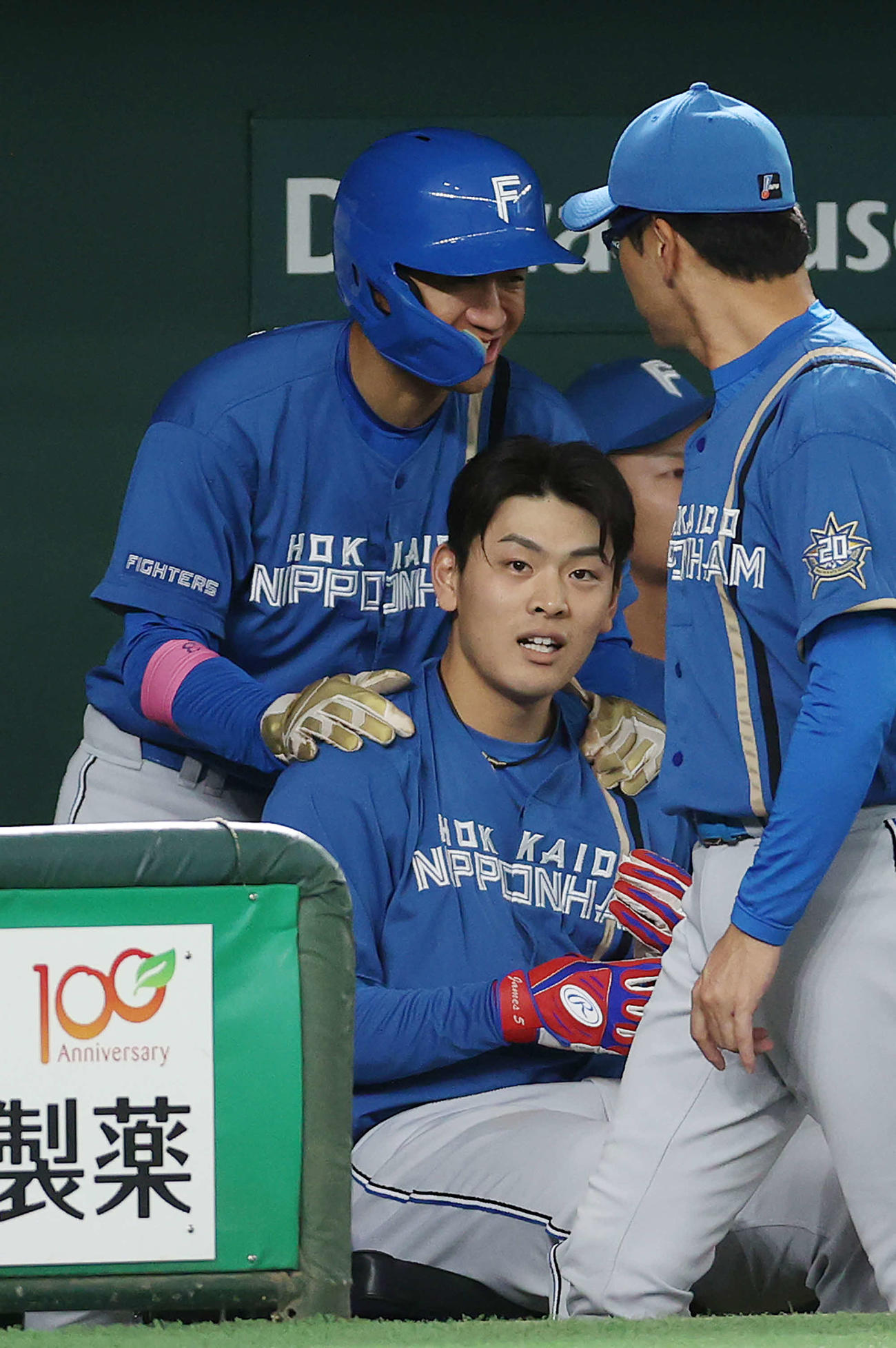 巨人対日本ハム　3回表日本ハム2死一、二塁、左越え3点本塁打を放った野村（中央）をねぎらう加藤豪（撮影・河野匠）