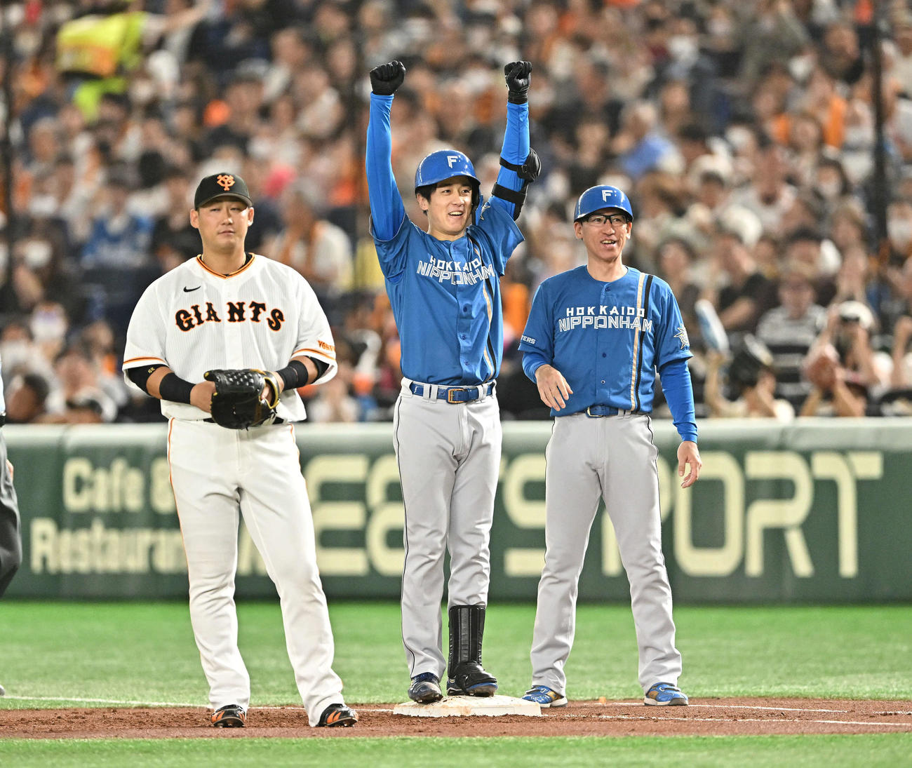 巨人対日本ハム　2回表日本ハム2死一、二塁、北山（中央）は左前適時打を放ちベンチへ向かいガッツポーズする。一塁手中田翔（撮影・滝沢徹郎）
