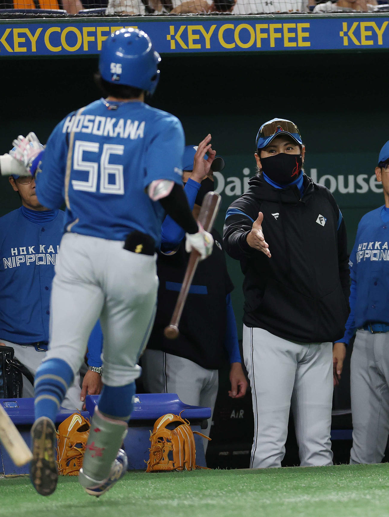 巨人対日本ハム　6回表日本ハム無死一、三塁、スクイズを決めた細川（手前）を迎える新庄監督（撮影・河野匠）