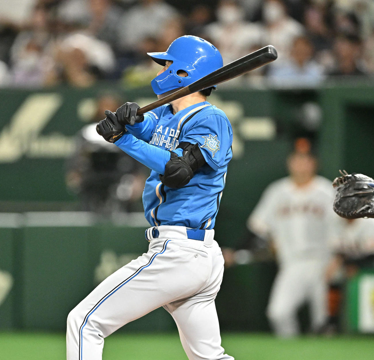 巨人対日本ハム　6回表日本ハム無死二、三塁、北山は中前適時打を放つ（撮影・滝沢徹郎）
