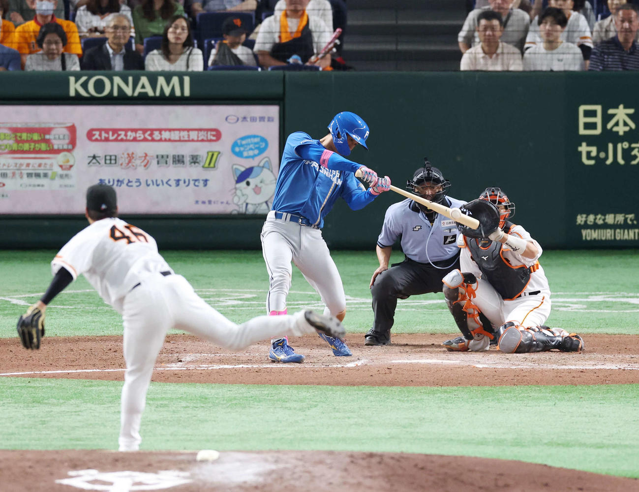 巨人対日本ハム　6回表日本ハム2死一、三塁、左前適時打を放つ加藤豪。投手鍬原（撮影・宮地輝）