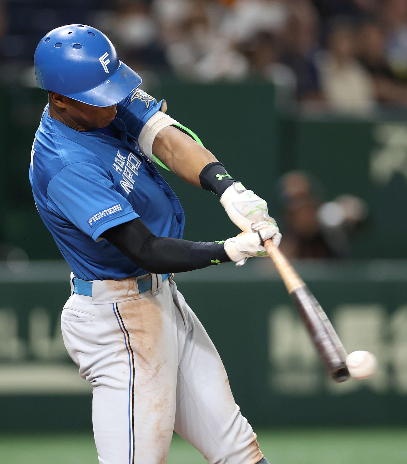 巨人対日本ハム　8回表日本ハム2死二塁、右翼線に適時二塁打を放つ万波（撮影・河野匠）