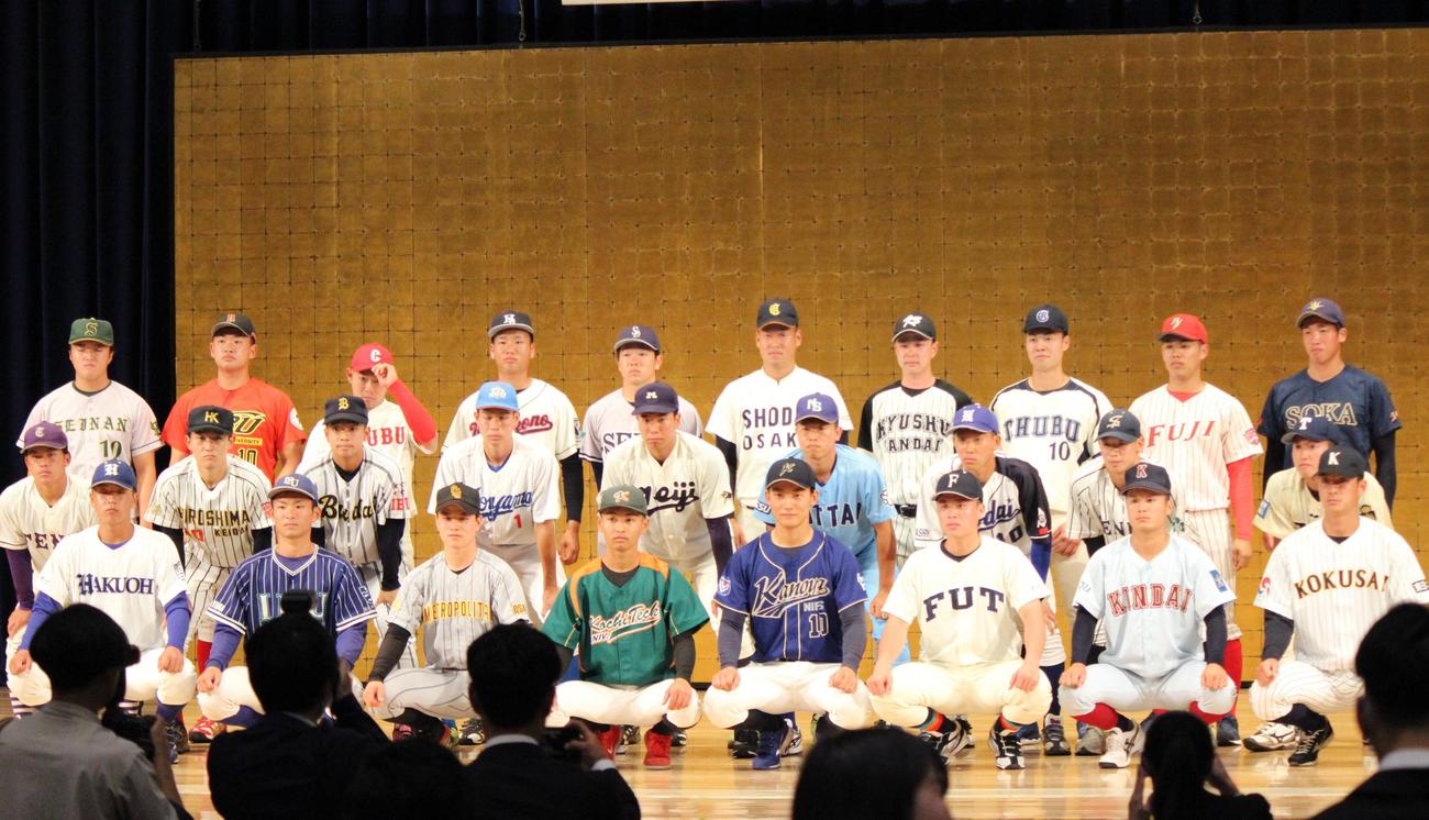 全日本大学野球選手権の開会式で集合写真にまさまる27代表の主将（撮影・柏原誠）