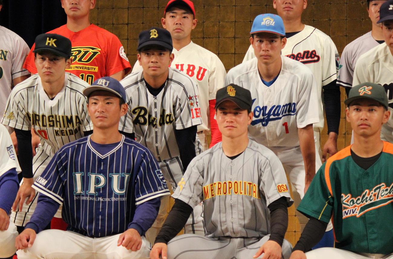 全日本大学野球選手権の開会式で隣り合って写真に収まる大阪公立大・米麦波留（前列中央）と環太平洋大・山本大地（前列左）（撮影・柏原誠）