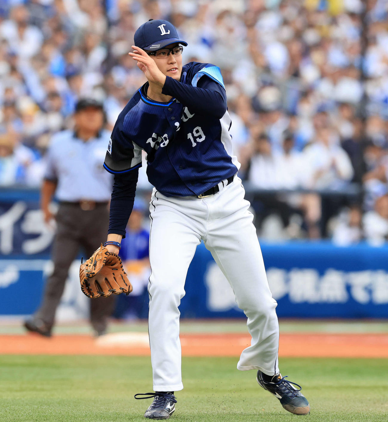 DeNA対西武　8回裏DeNA無死一、三塁、関根の打球を悪送球し、1点を献上した佐藤隼（撮影・浅見桂子）