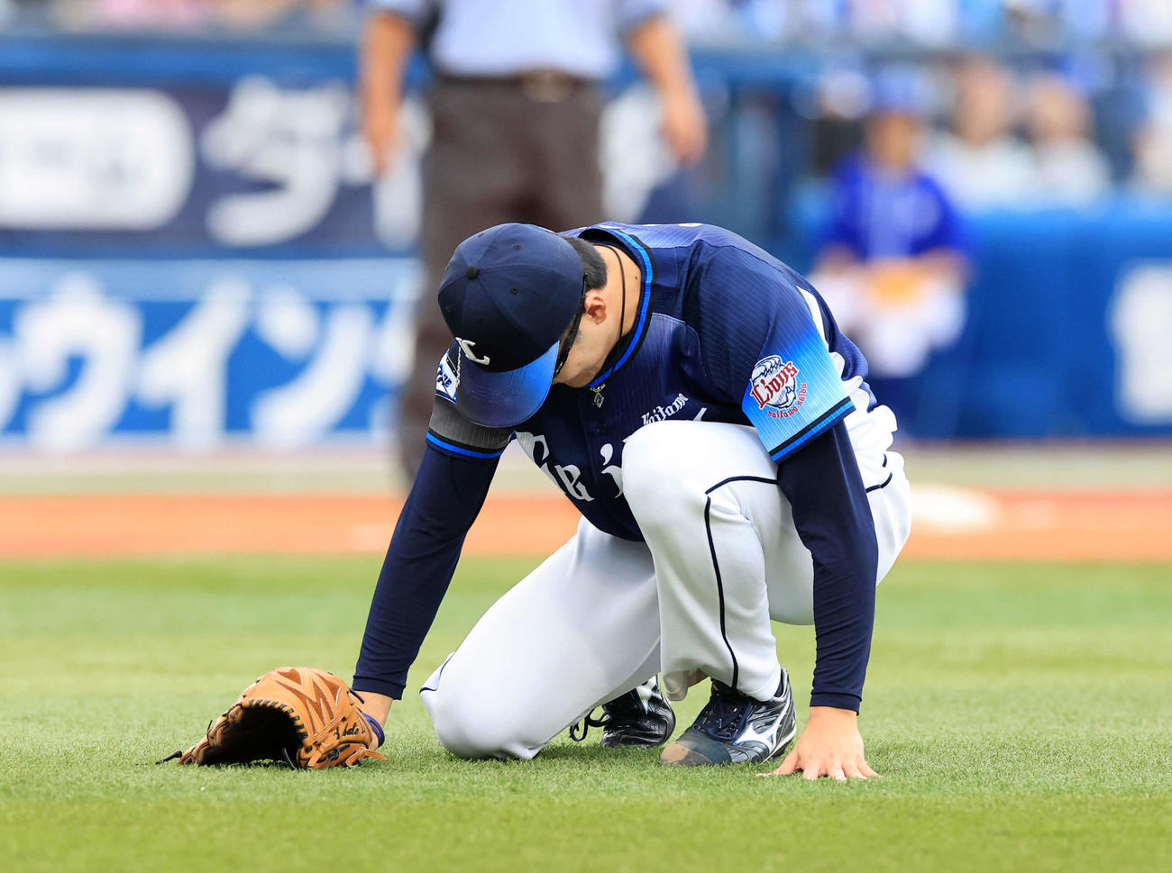 DeNA対西武　8回裏DeNA無死一、三塁、関根の打球を悪送球し、1点を献上した佐藤隼はがっくり（撮影・浅見桂子）
