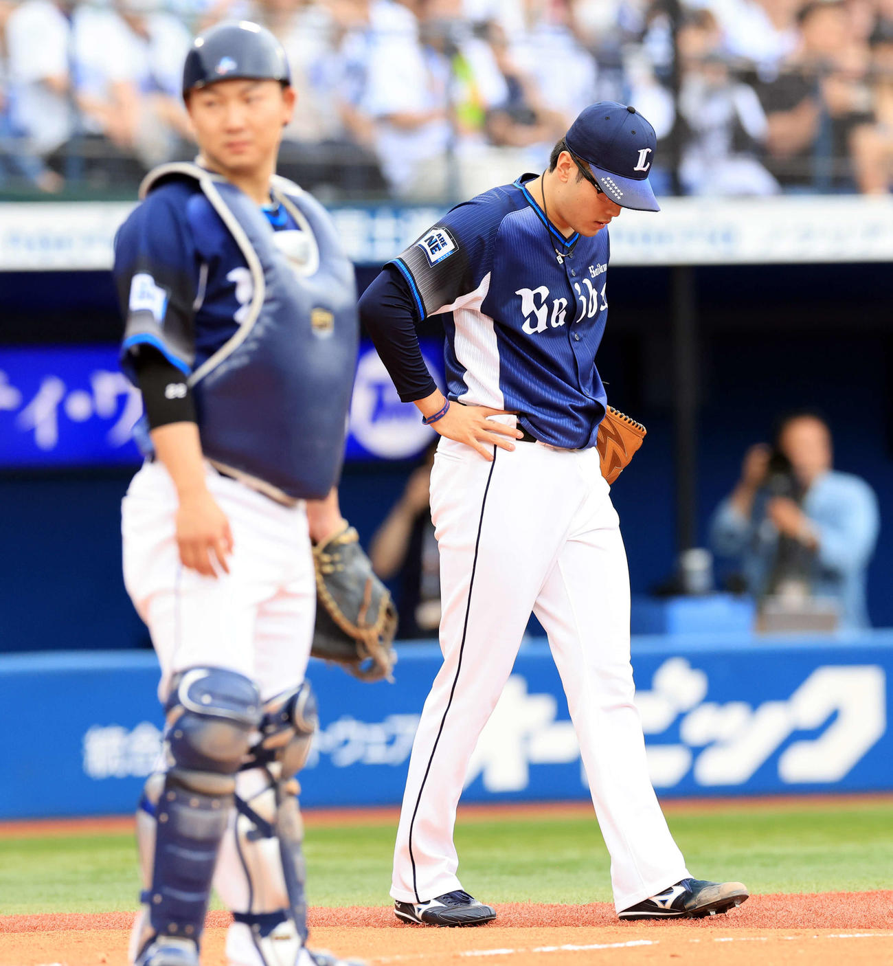DeNA対西武　8回裏DeNA無死一、三塁、関根の打球を悪送球し、1点を献上した佐藤隼はがっくり（撮影・浅見桂子）