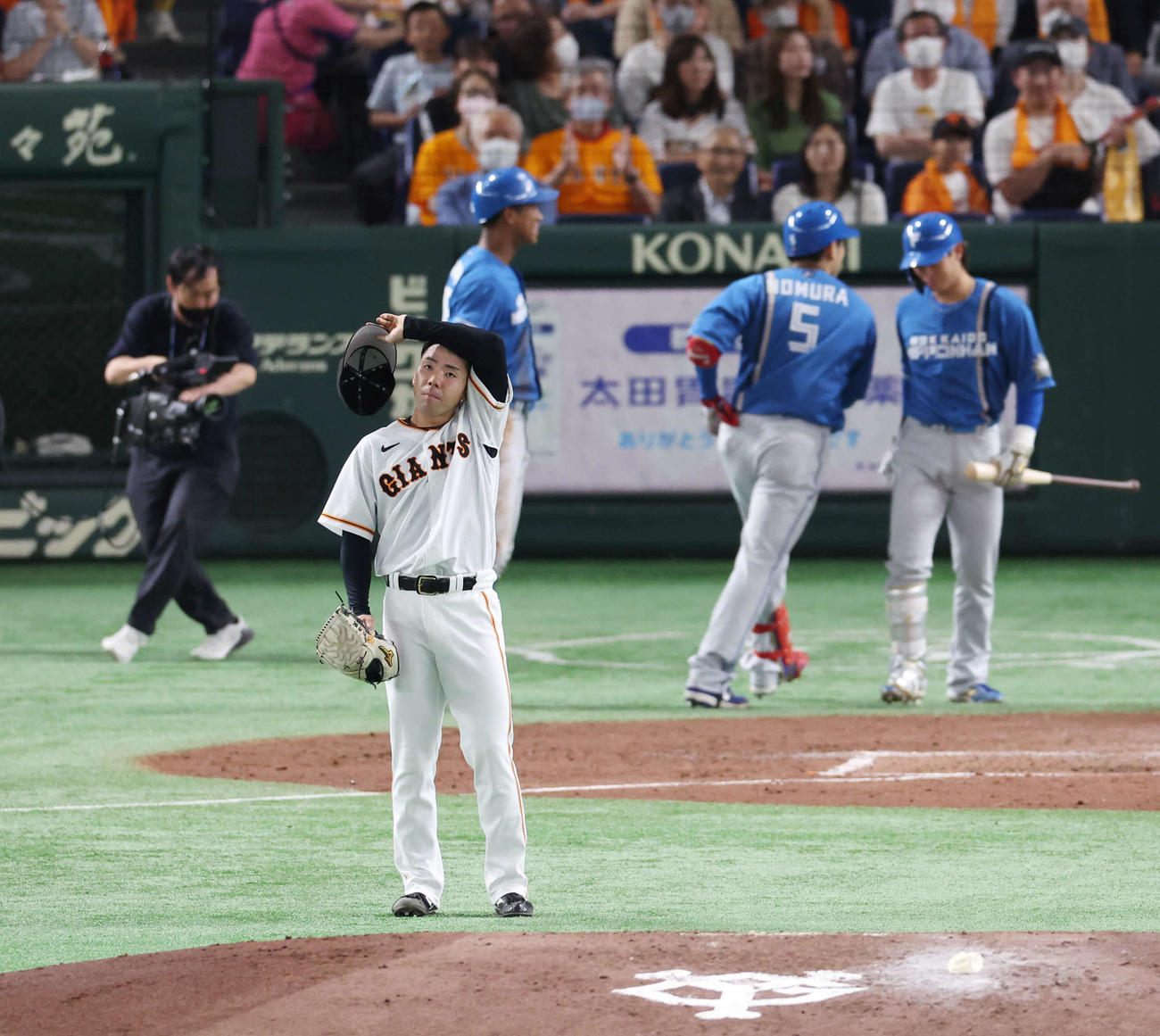 巨人対日本ハム　3回表日本ハム2死一、二塁、野村（後方右から2人目）に左越え3点本塁打を浴びる松井（撮影・宮地輝）