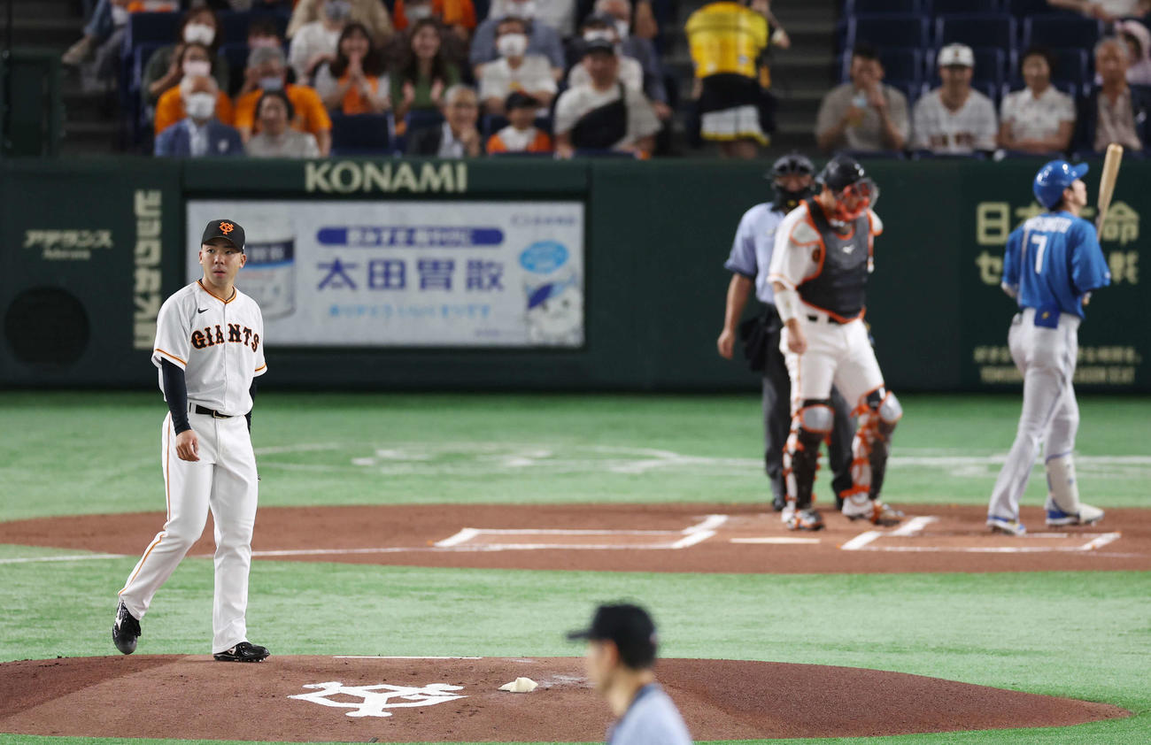 巨人対日本ハム　1回表日本ハム無死、松本剛を空振り三振に仕留める松井（撮影・宮地輝）