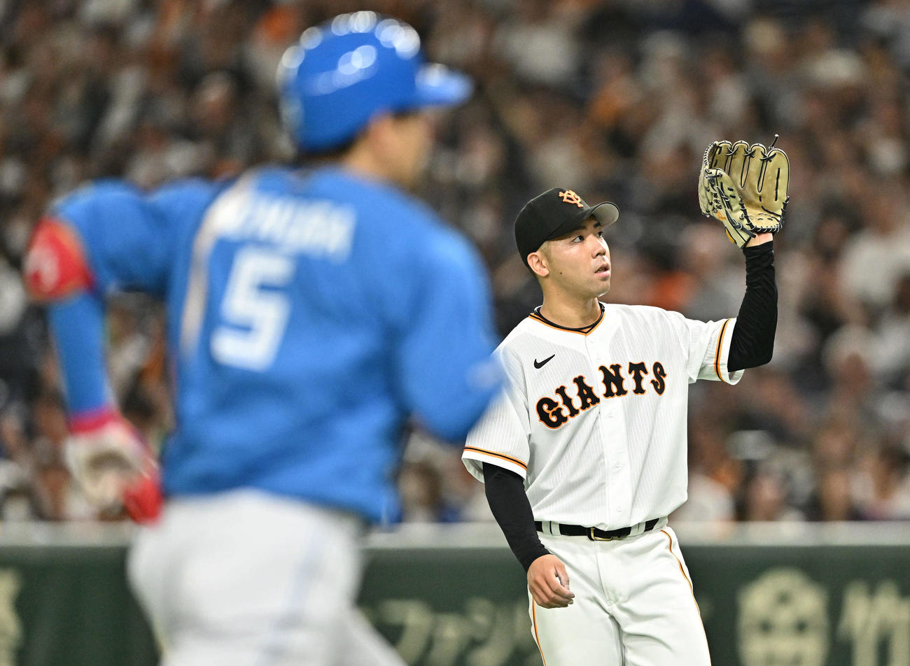 巨人対日本ハム　3回表日本ハム2死一、二塁、野村（手前）に3点本塁打を浴びる松井（撮影・滝沢徹郎）