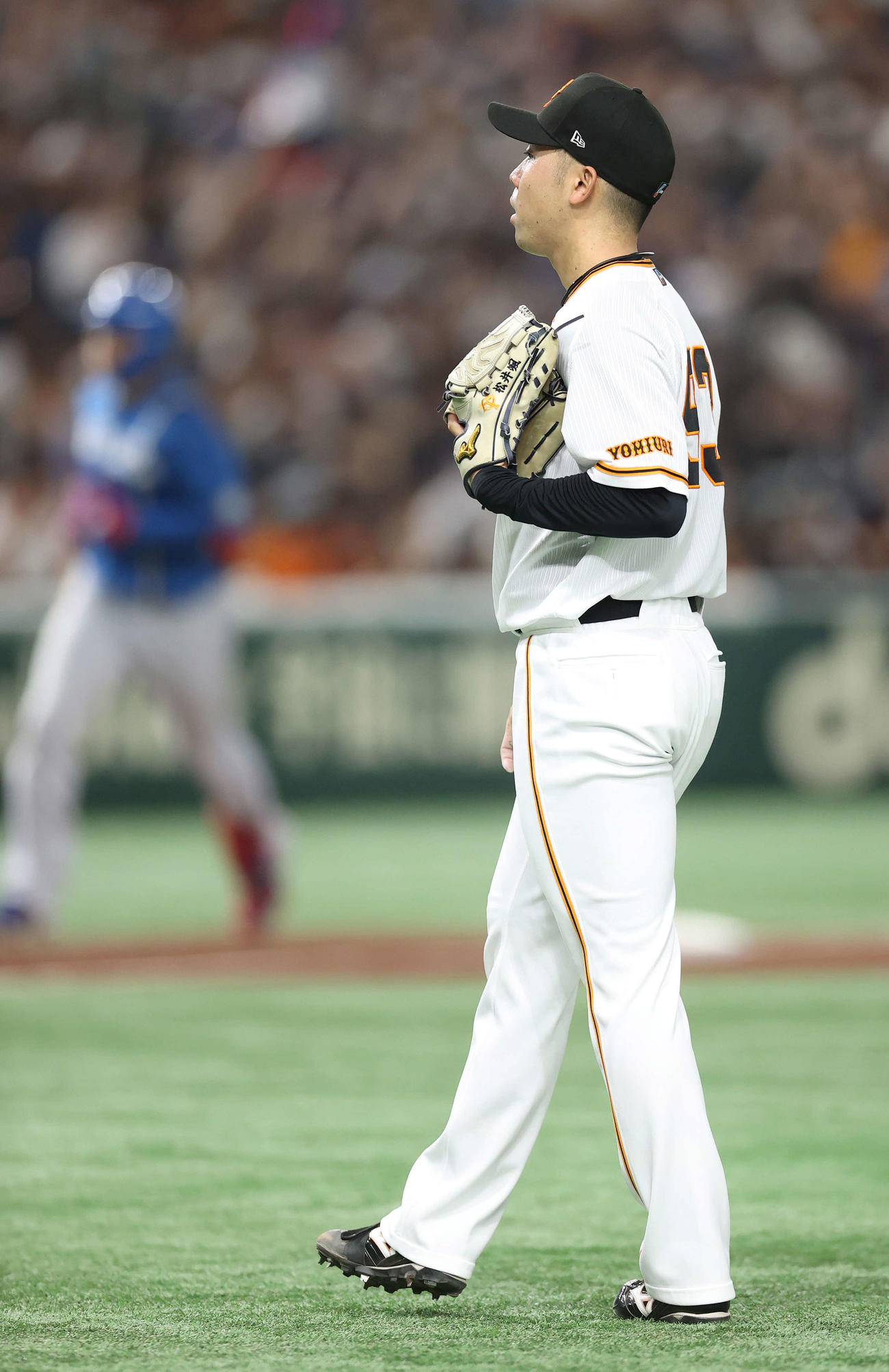 巨人対日本ハム　3回表日本ハム2死一、二塁、野村（後方）に左越え3点本塁打を浴びぼうぜんとする松井（撮影・河野匠）