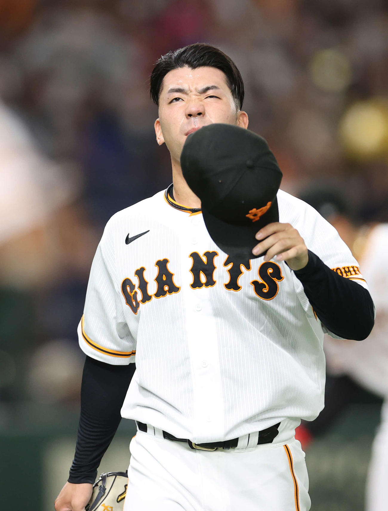 巨人対日本ハム　2回表を終え、逆転を許した松井は悔しそうな表情でベンチに戻る（撮影・河野匠）