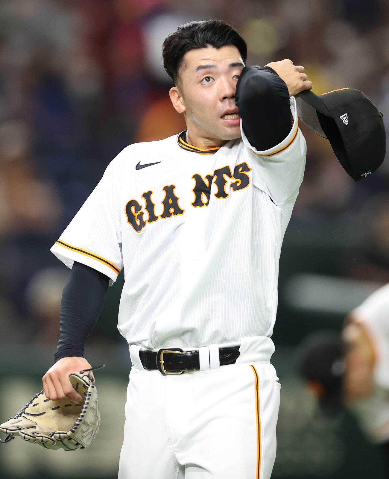 巨人対日本ハム　2回表を終え、逆転を許した松井は悔しそうな表情でベンチに戻る（撮影・河野匠）