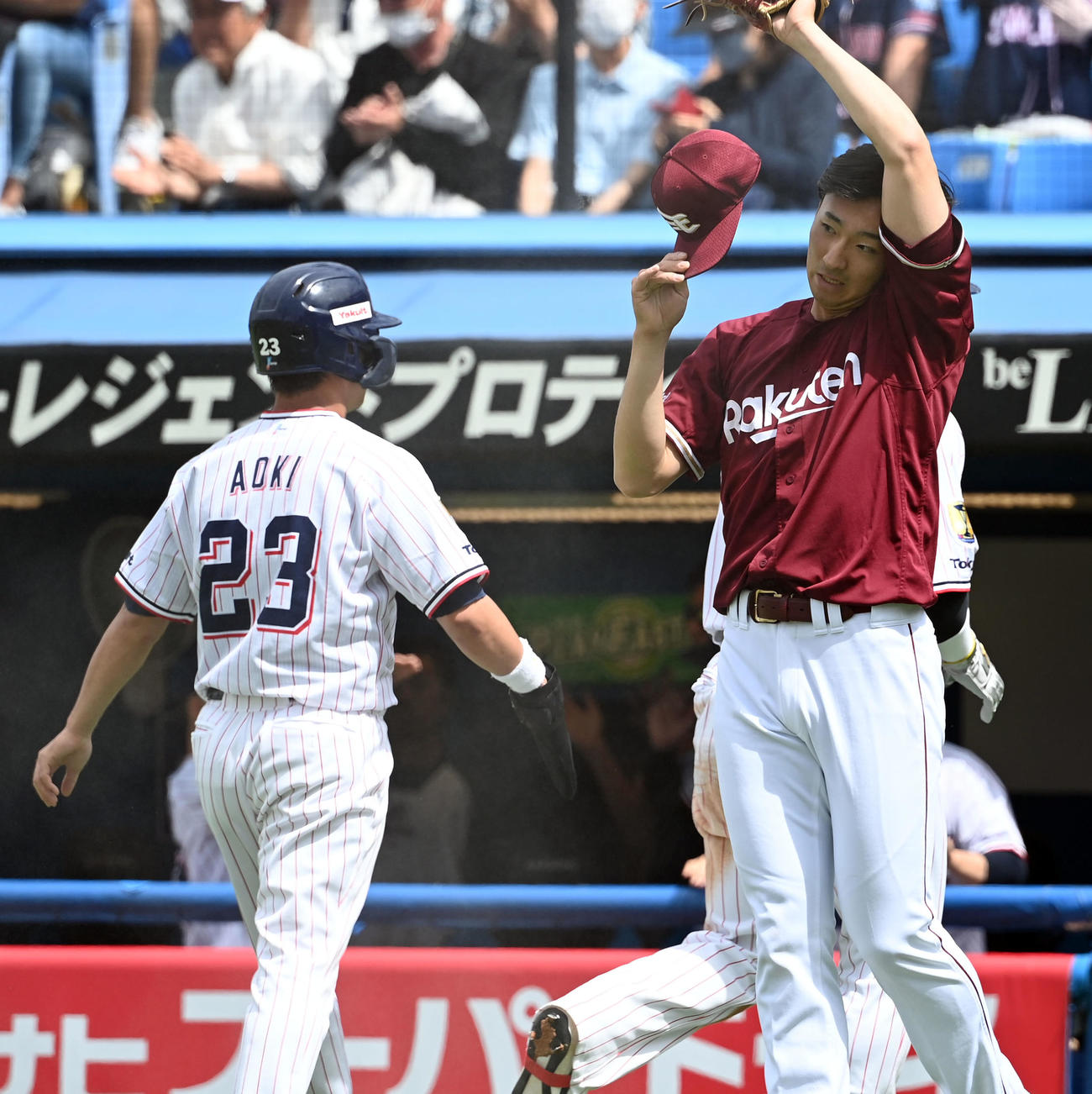 ヤクルト対楽天　1回裏ヤクルト1死満塁、中村の2点適時打で3－0とされる楽天の先発荘司（撮影・たえ見朱実）