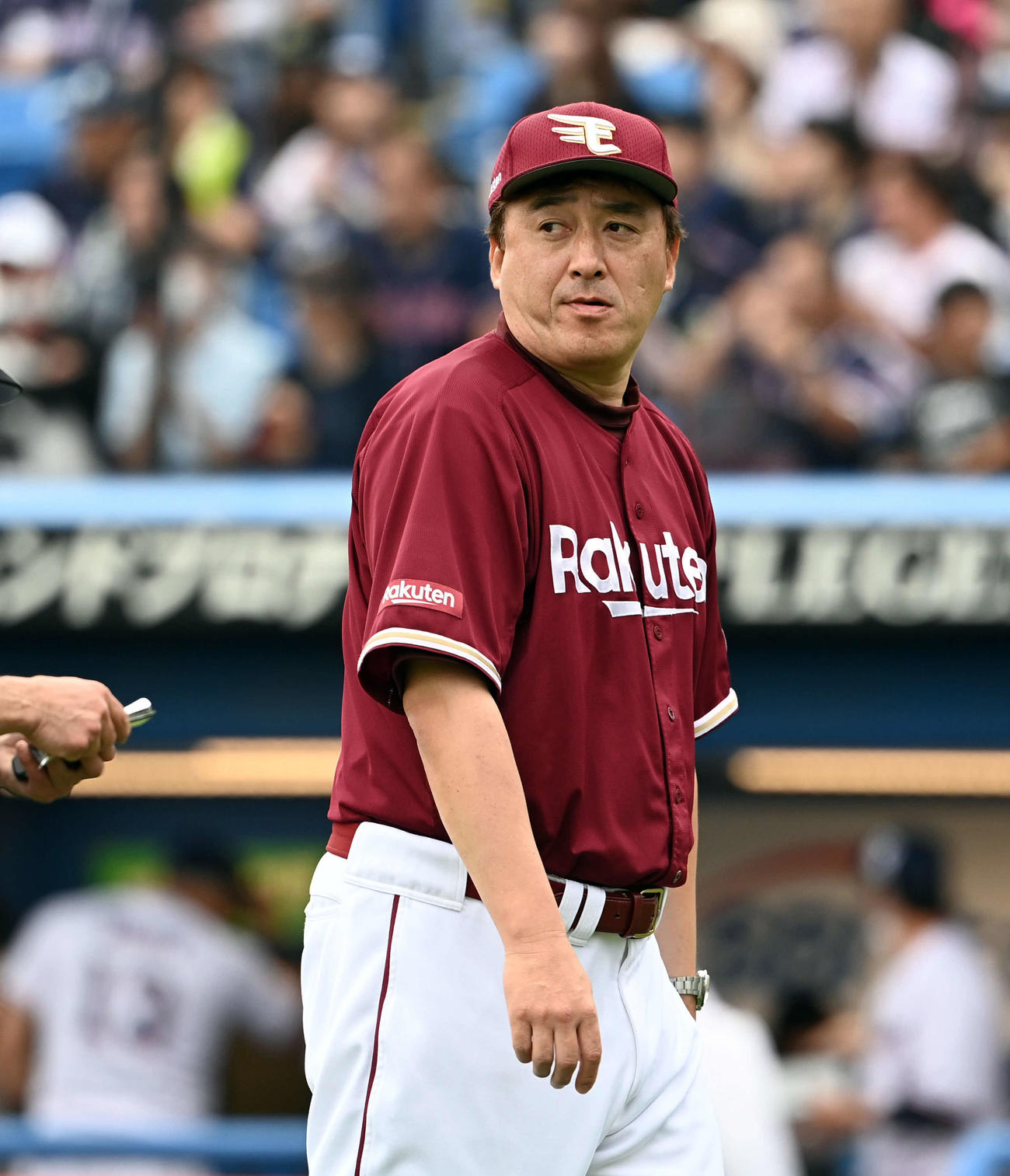 ヤクルト対楽天　6回裏、選手の交代を告げる楽天石井監督（撮影・たえ見朱実）