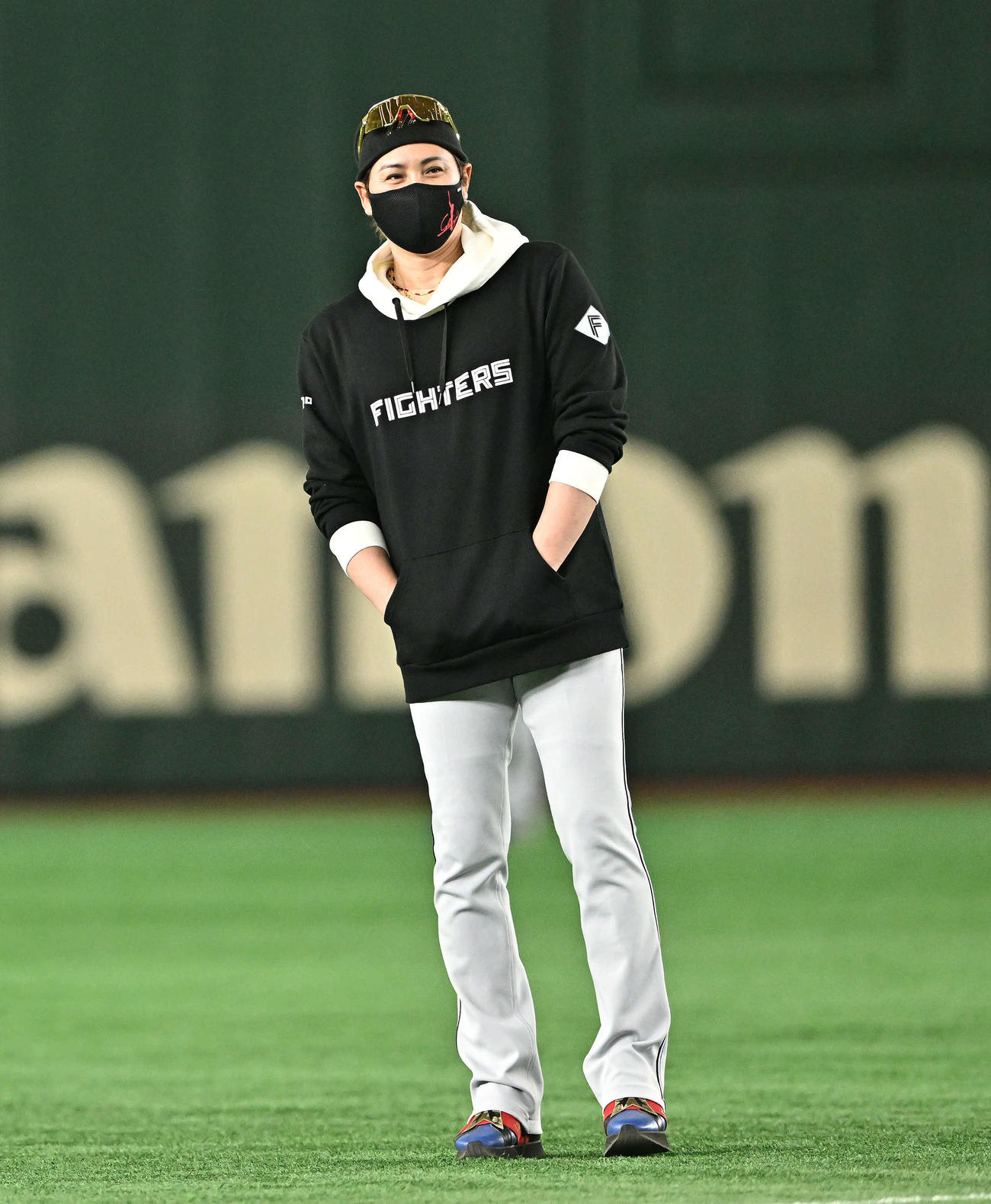 巨人対日本ハム　試合前練習を見守る日本ハム新庄監督（撮影・滝沢徹郎）