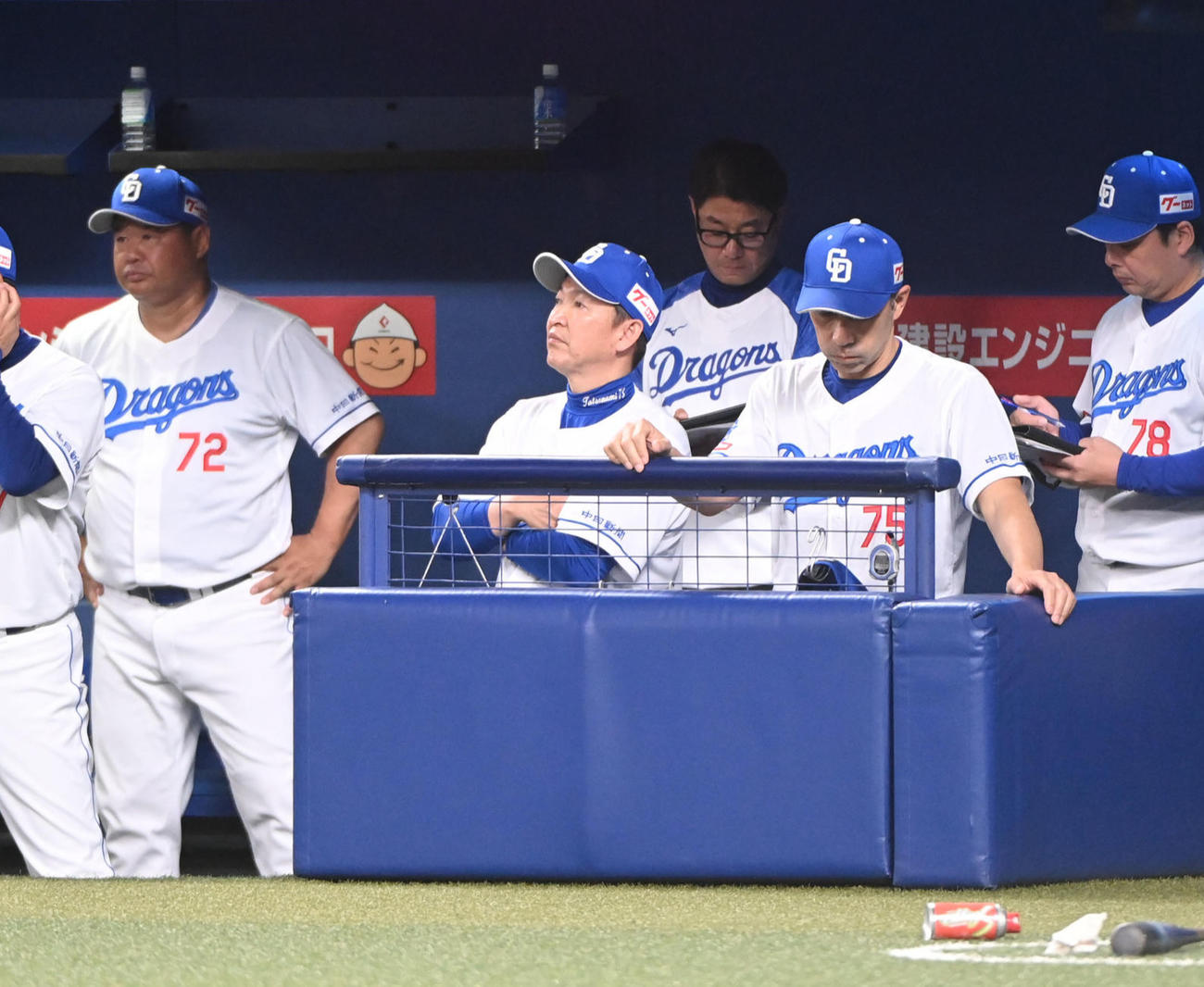中日対オリックス　9回裏、厳しい表情で試合を見つめる立浪監督（中央）（撮影・森本幸一）