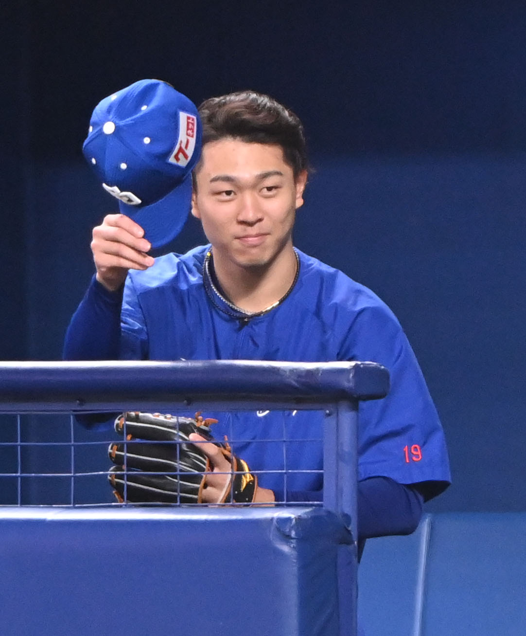 中日対オリックス　試合後のヒーローインタビューを受けるオリックス宮城へあいさつする高橋宏（撮影・森本幸一）