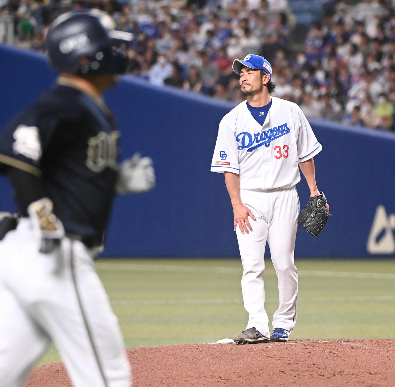 中日対オリックス　8回表オリックス1死一、二塁、森に右中間へ3点本塁打を打たれた祖父江（右）（撮影・森本幸一）