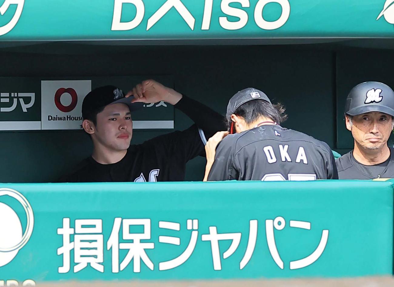 先発佐々木朗（左）は6回1失点で降板し渋い表情を見せる（撮影・上田博志）