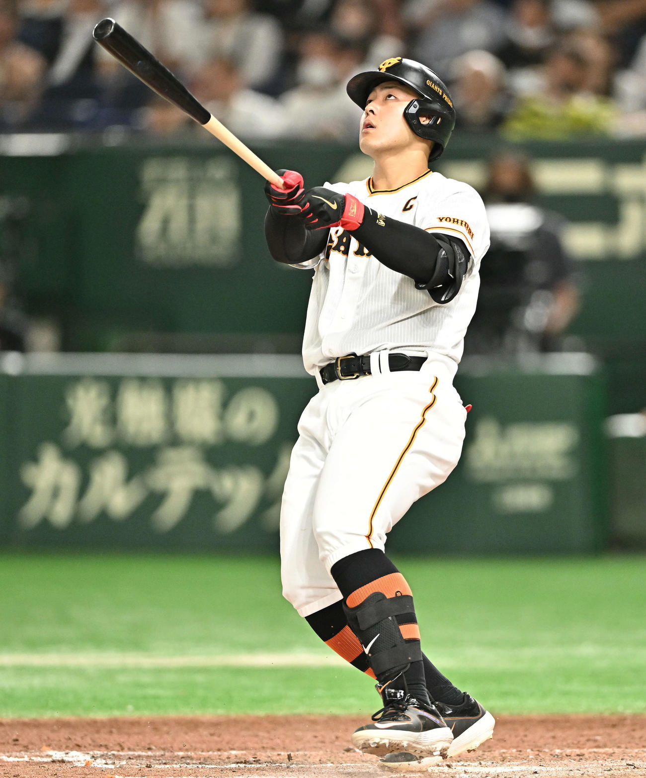 巨人対日本ハム　6回裏巨人2死、岡本和は左越えソロ本塁打の打球を見つめる（撮影・滝沢徹郎）