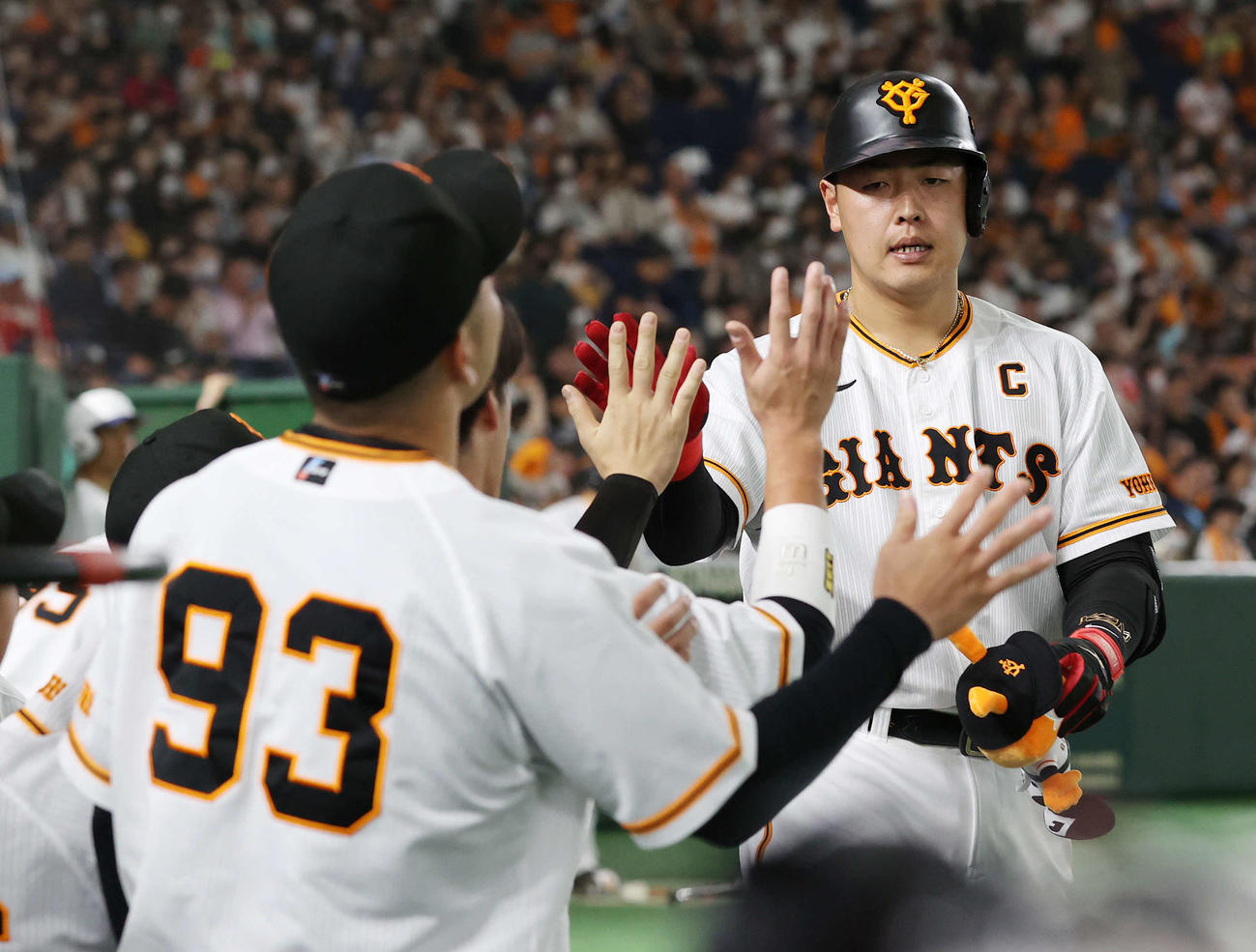 巨人対日本ハム　6回裏巨人2死、左越え本塁打を放ちベンチに迎えられる岡本和（撮影・河野匠）
