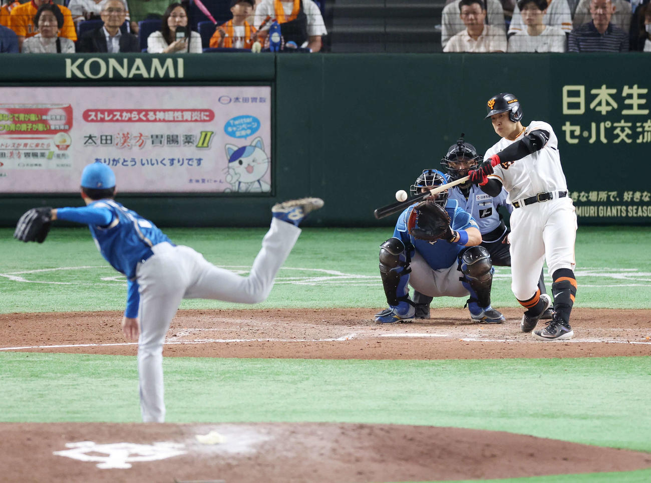 巨人対日本ハム　6回裏巨人2死、左越えソロ本塁打を放つ岡本和。投手北山（撮影・宮地輝）