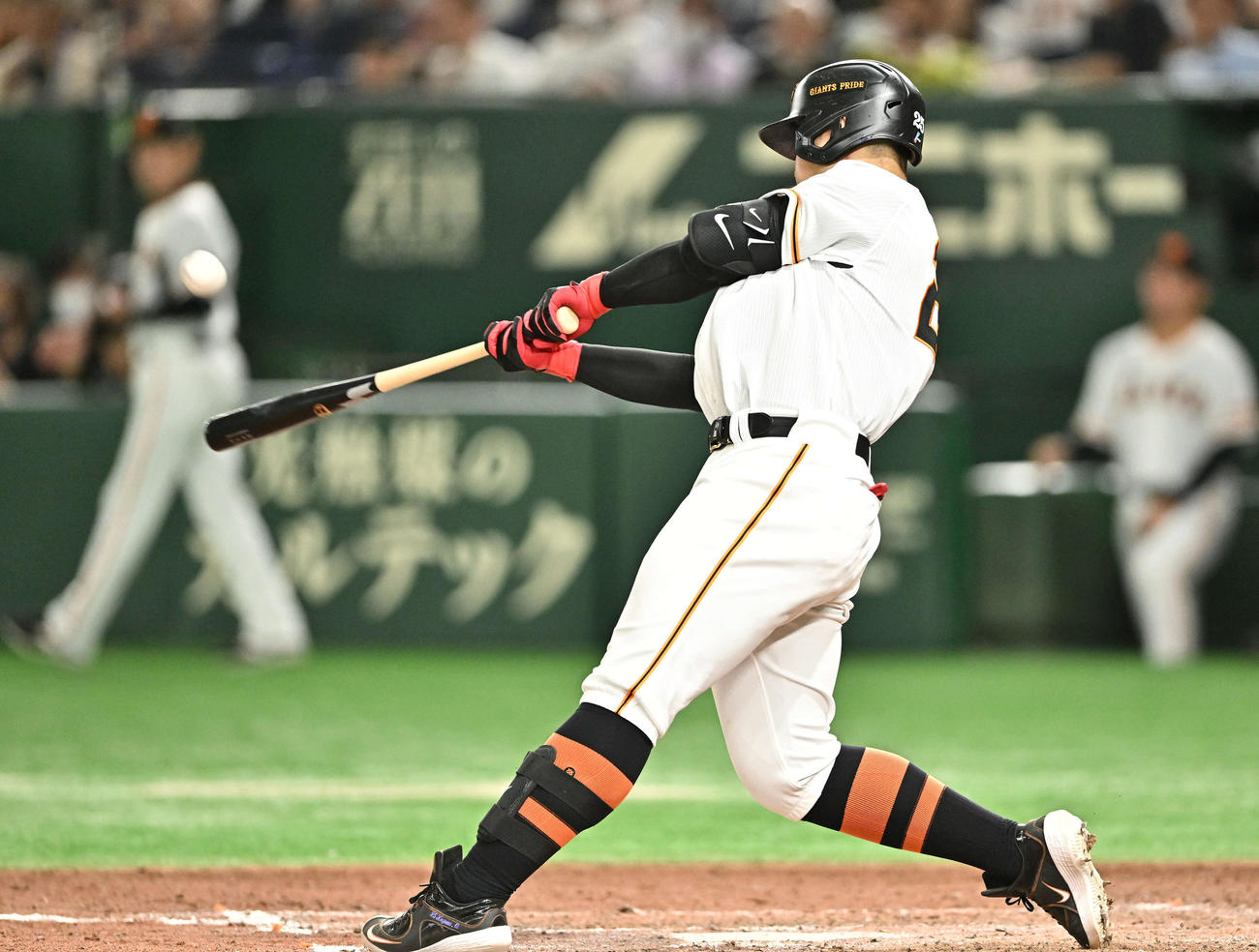 巨人対日本ハム　6回裏巨人2死、岡本和は左越えソロ本塁打を放つ（撮影・滝沢徹郎）