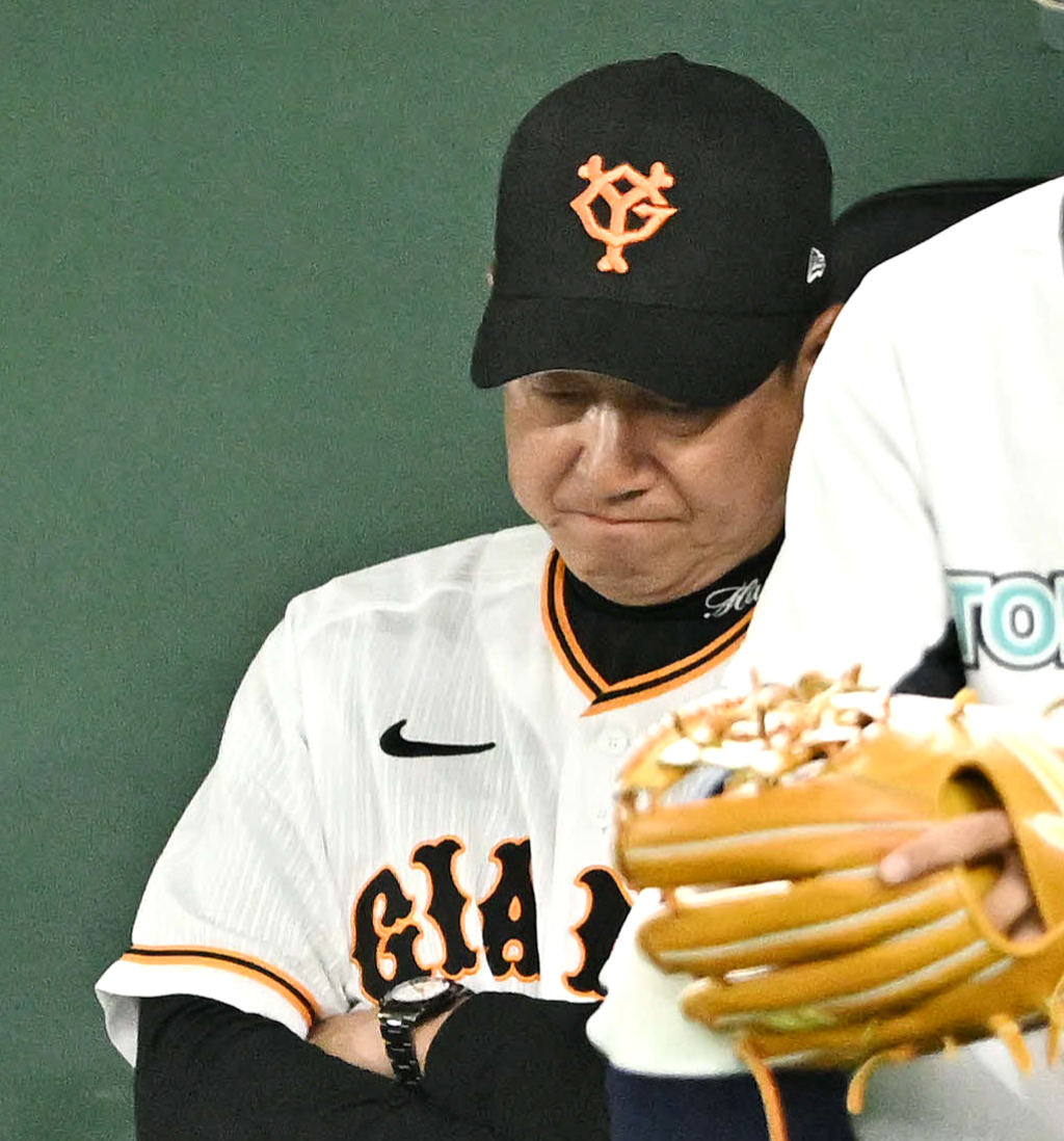 巨人対日本ハム　6回、ベンチで下を向く巨人原監督（撮影・滝沢徹郎）