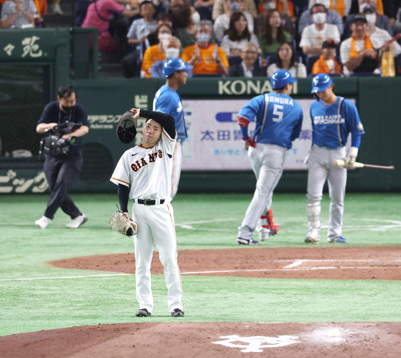 巨人対日本ハム　3回表日本ハム2死一、二塁、野村（後方右から2人目）に左越え3点本塁打を浴びる松井（撮影・宮地輝）