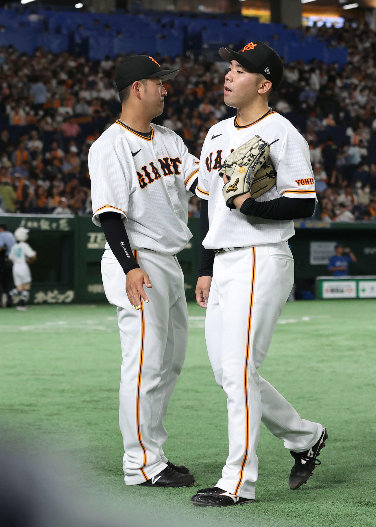 巨人対日本ハム　3回裏を終え、追加点を許した松井（右）はぼうぜんとベンチに戻る（撮影・河野匠）