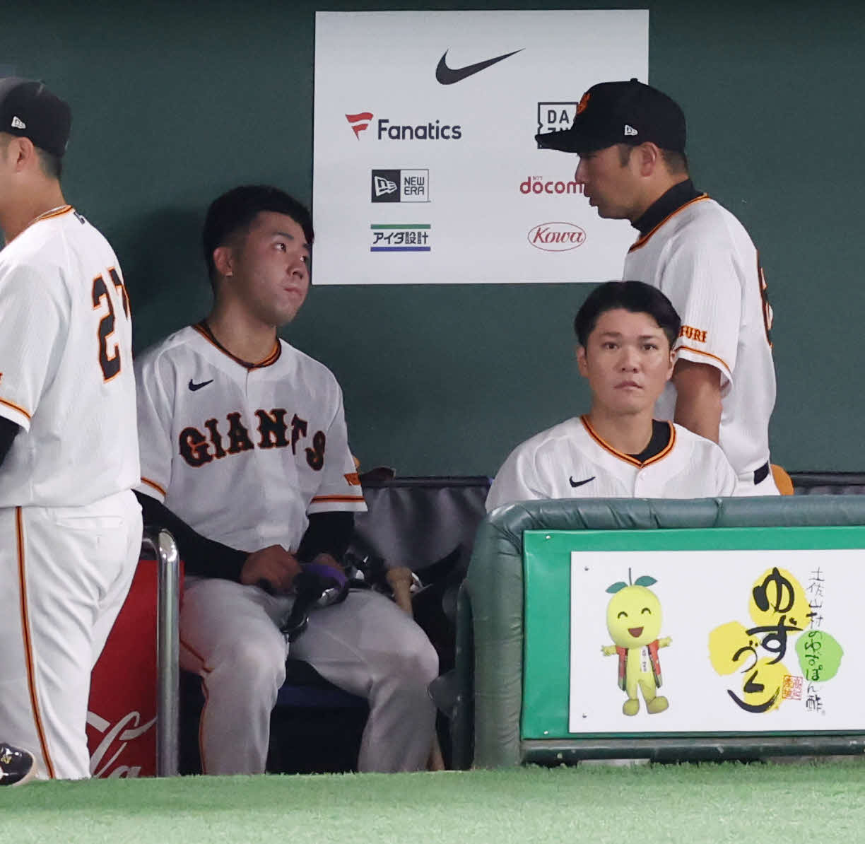 巨人対日本ハム　3回表を終え、巨人阿部コーチ（右）に声をかけられる松井（左）（撮影・宮地輝）