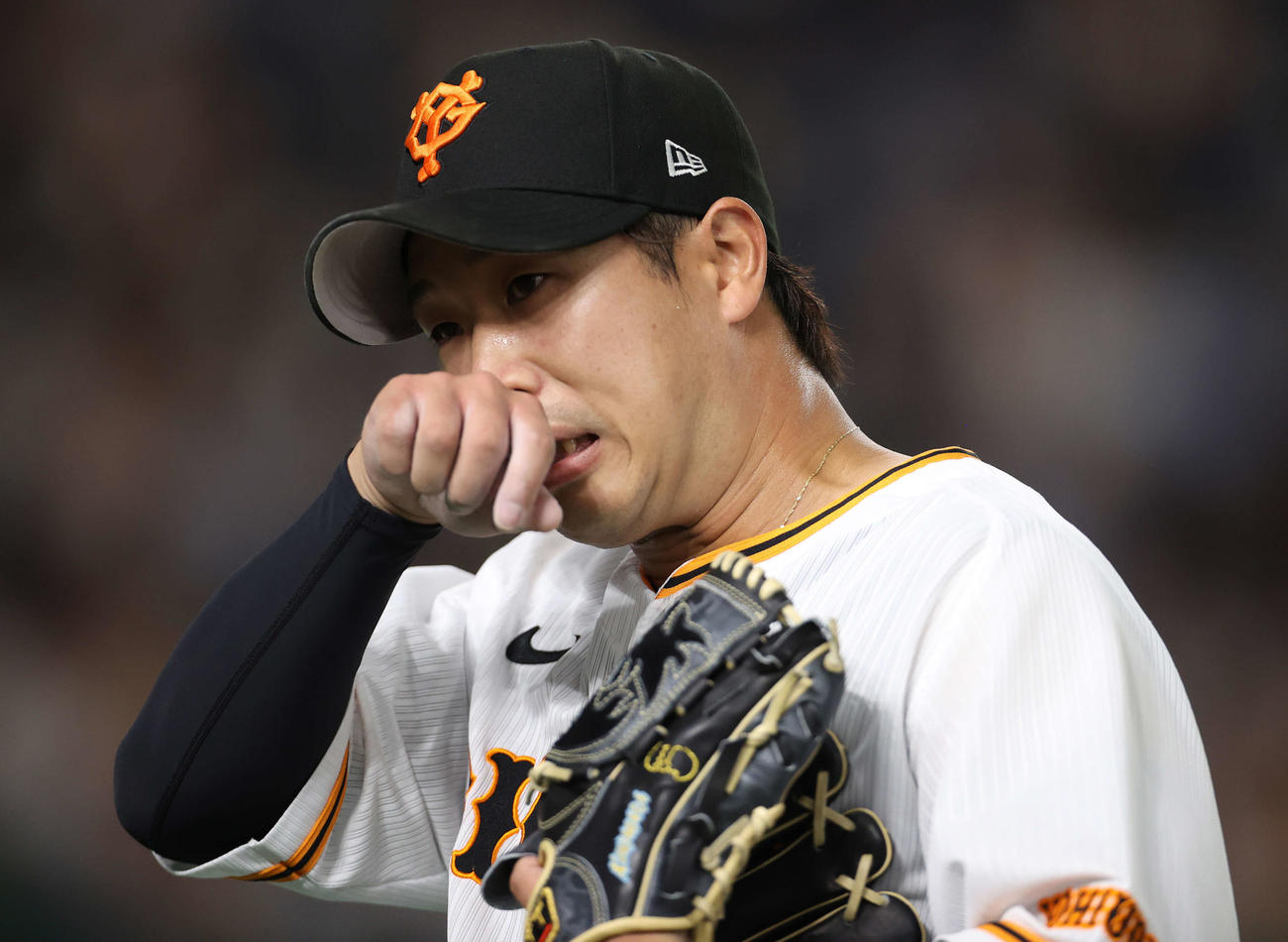 巨人対日本ハム　6回表日本ハム2死満塁、降板となり険しい表情でベンチに戻る鍬原（撮影・河野匠）
