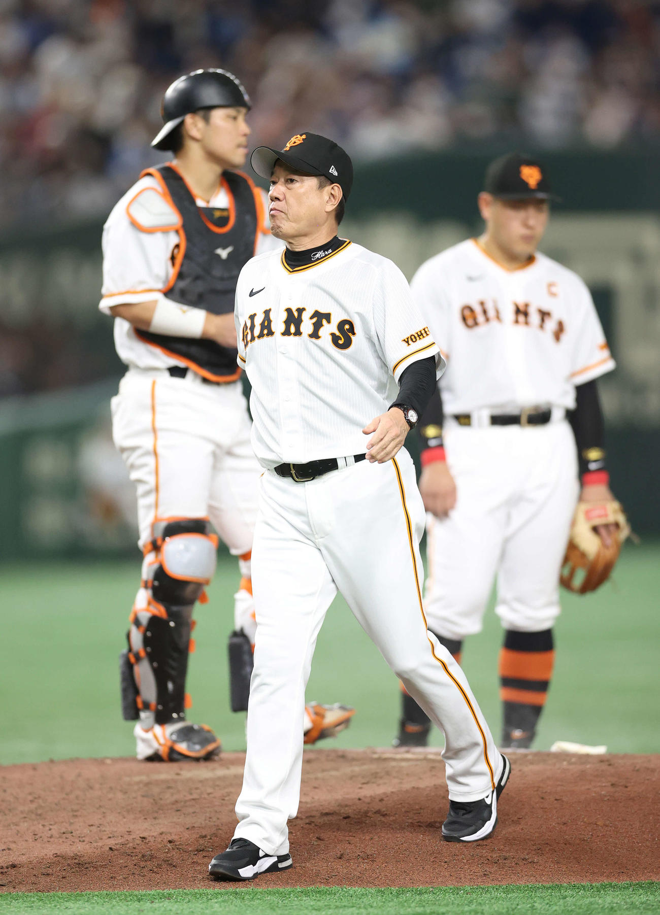 巨人対日本ハム　6回表日本ハム2死満塁、マウンドで鍬原に降板を告げた原監督は険しい表情でベンチに戻る（撮影・河野匠）