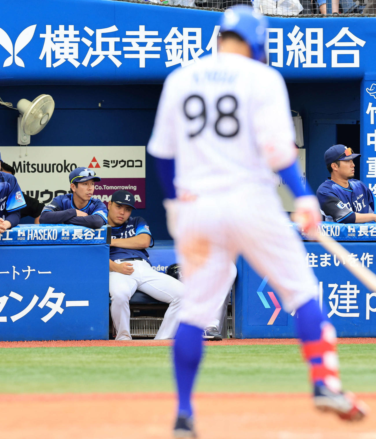 DeNA対西武　8回裏DeNAの攻撃中、勝ち星が消え、ベンチでぼう然とする平良（中央）（撮影・浅見桂子）