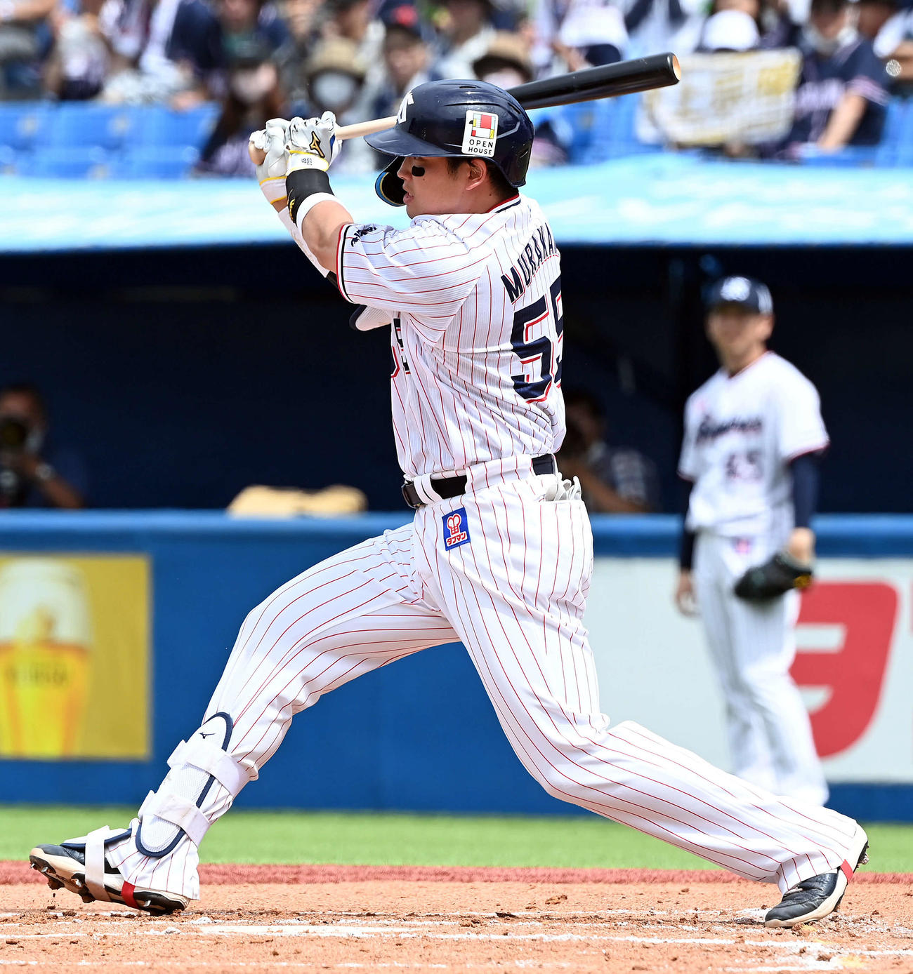 ヤクルト対楽天　1回裏ヤクルト1死一、二塁、先制の中前適時打を放つ村上（撮影・たえ見朱実）