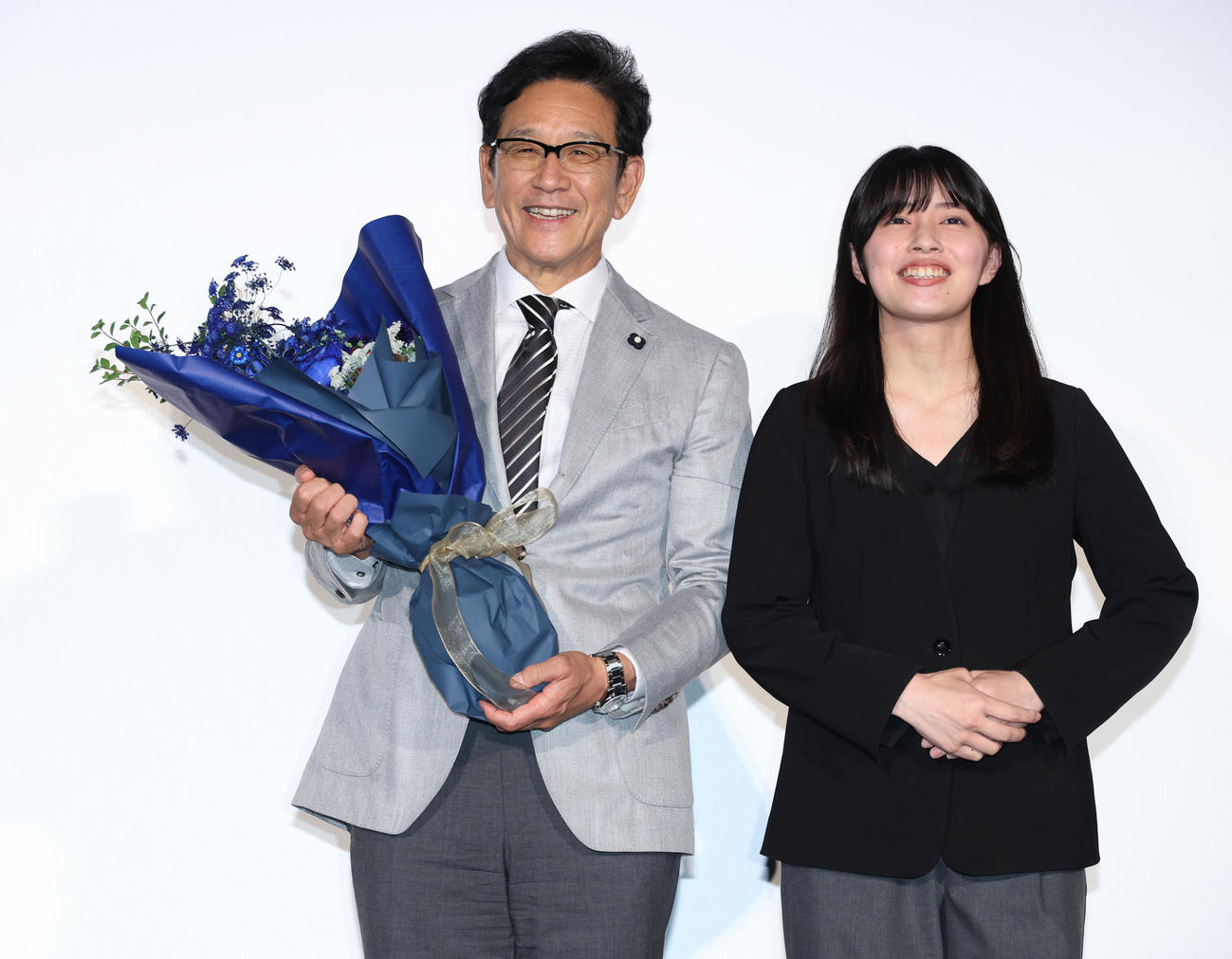 映画関係者（右）から花束を贈られた前侍ジャパンの栗山英樹監督（撮影・中島郁夫）