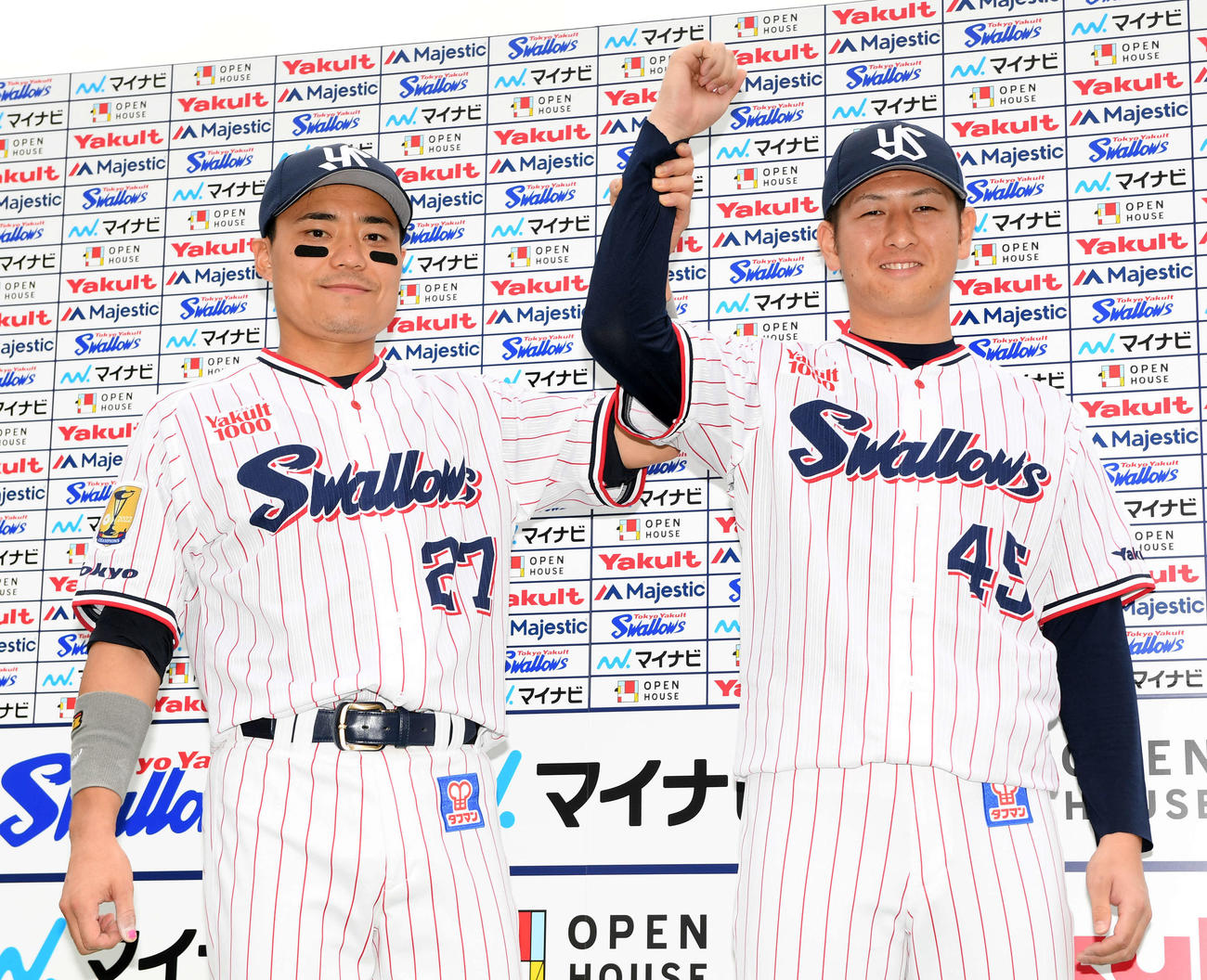 ヤクルト対楽天　今季初勝利を挙げたヤクルト小沢（右）と笑顔を見せる中村（撮影・たえ見朱実）