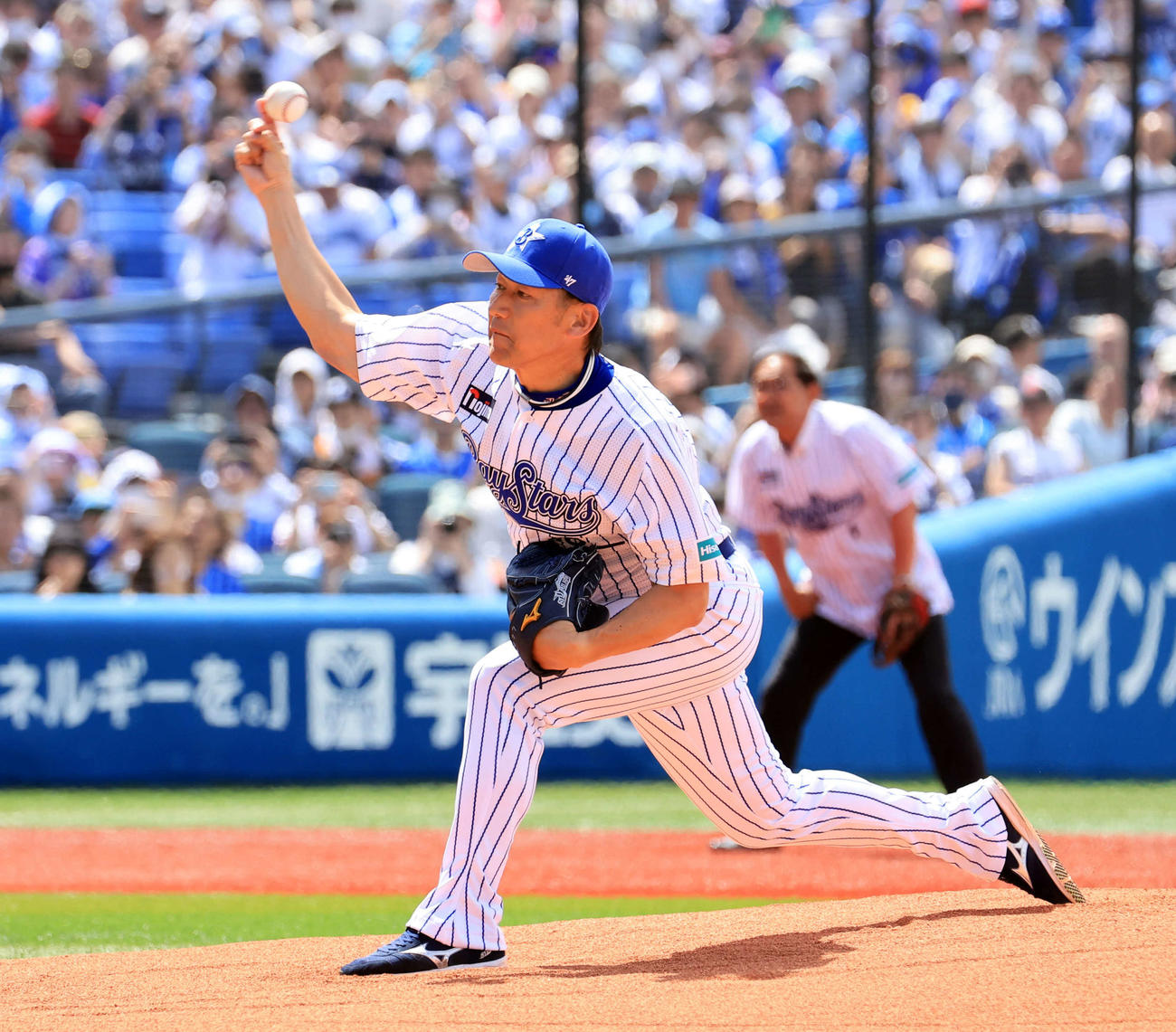 DeNA対西武　1998年横浜日本一の再現で、投げ込むDeNA三浦監督（撮影・浅見桂子）