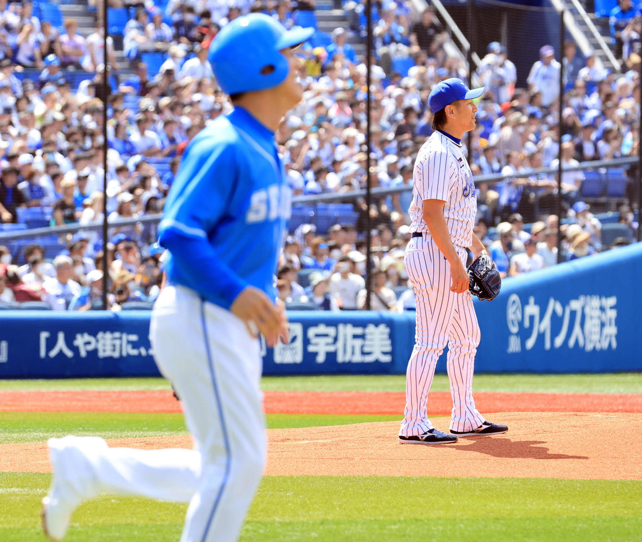 DeNA対西武　1998年横浜日本一の再現で、当時のユニホームで対決したDeNA三浦監督（右）は右方向に打った西武松井監督と打球方向を見つめる（撮影・浅見桂子）