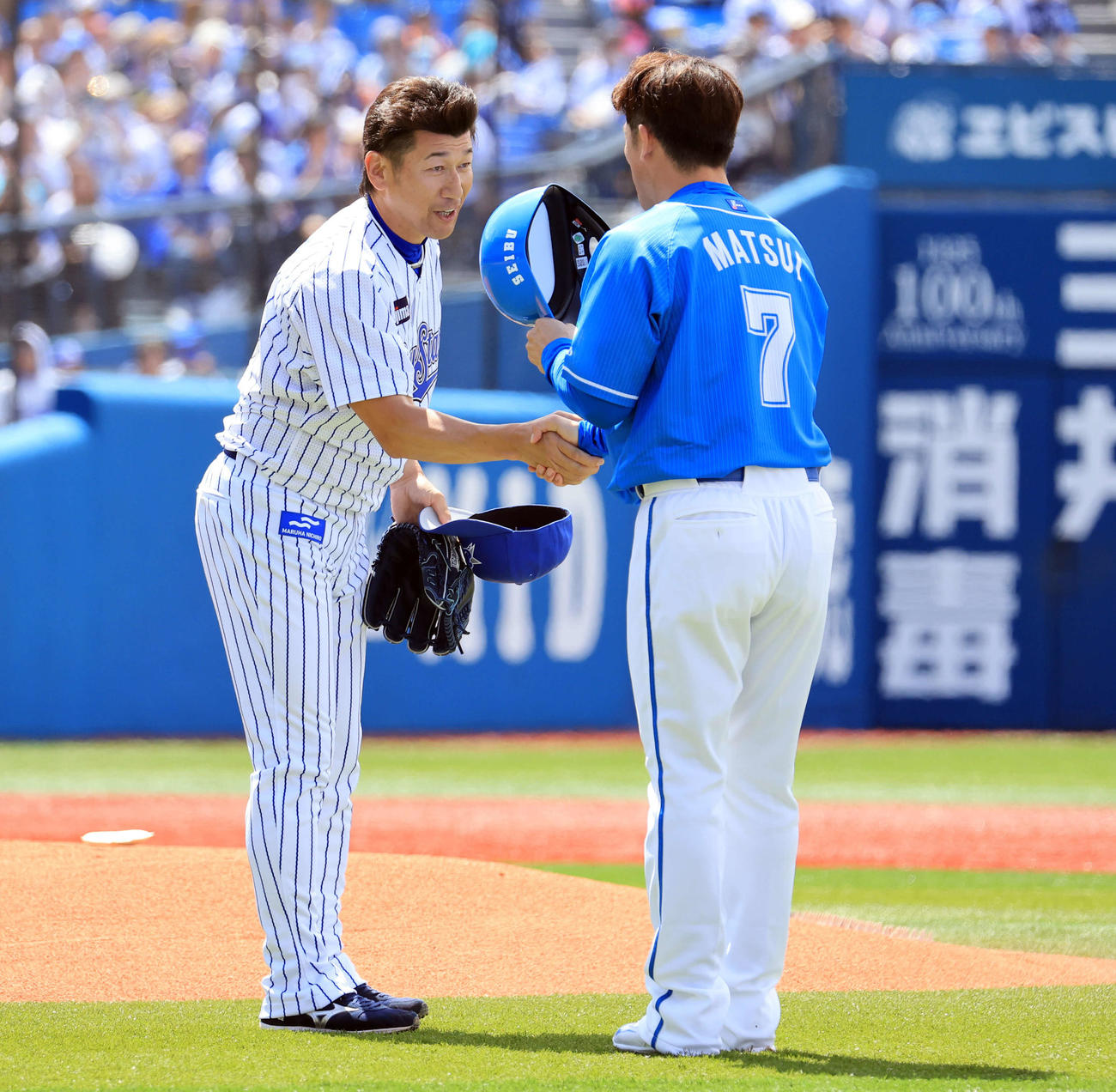 DeNA対西武　1998年横浜日本一の再現で、当時のユニホームで対決したDeNA三浦監督（左）と西武松井監督は笑顔で握手（撮影・浅見桂子）