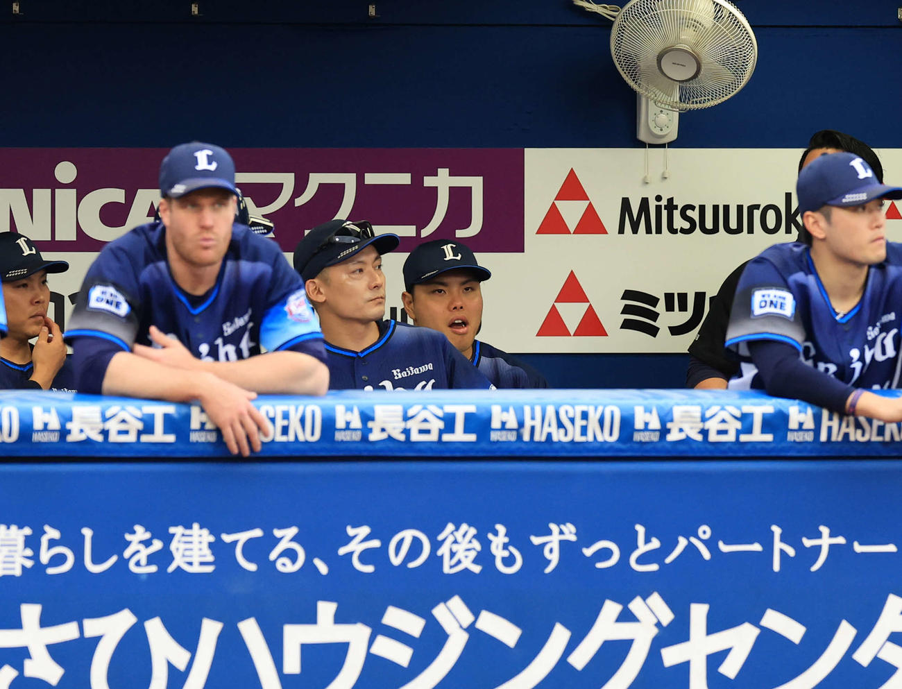 DeNA対西武　9回表西武の攻撃で、敗色濃厚ムードにぼう然とした表情の平良（中央）（撮影・浅見桂子）