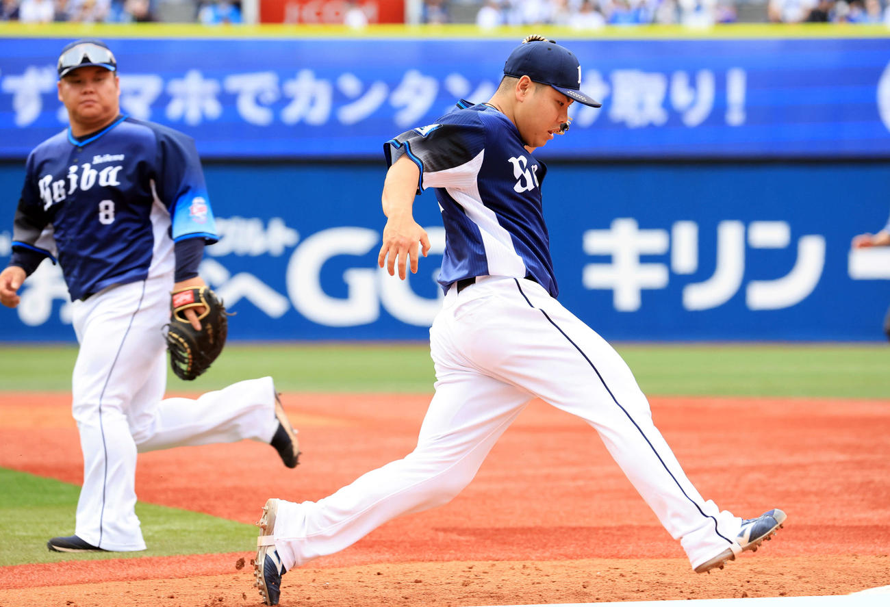 DeNA対西武　3回裏DeNA2死、関根の一塁ゴロでカバーに入る平良（右）。左は渡部（撮影・浅見桂子）