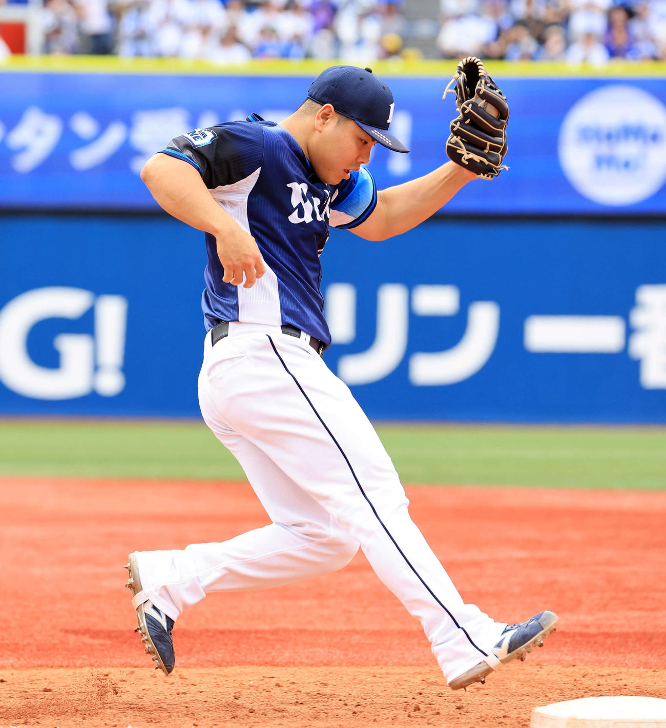 DeNA対西武　3回裏DeNA1死、佐野の一塁ゴロでカバーに入る平良（撮影・浅見桂子）
